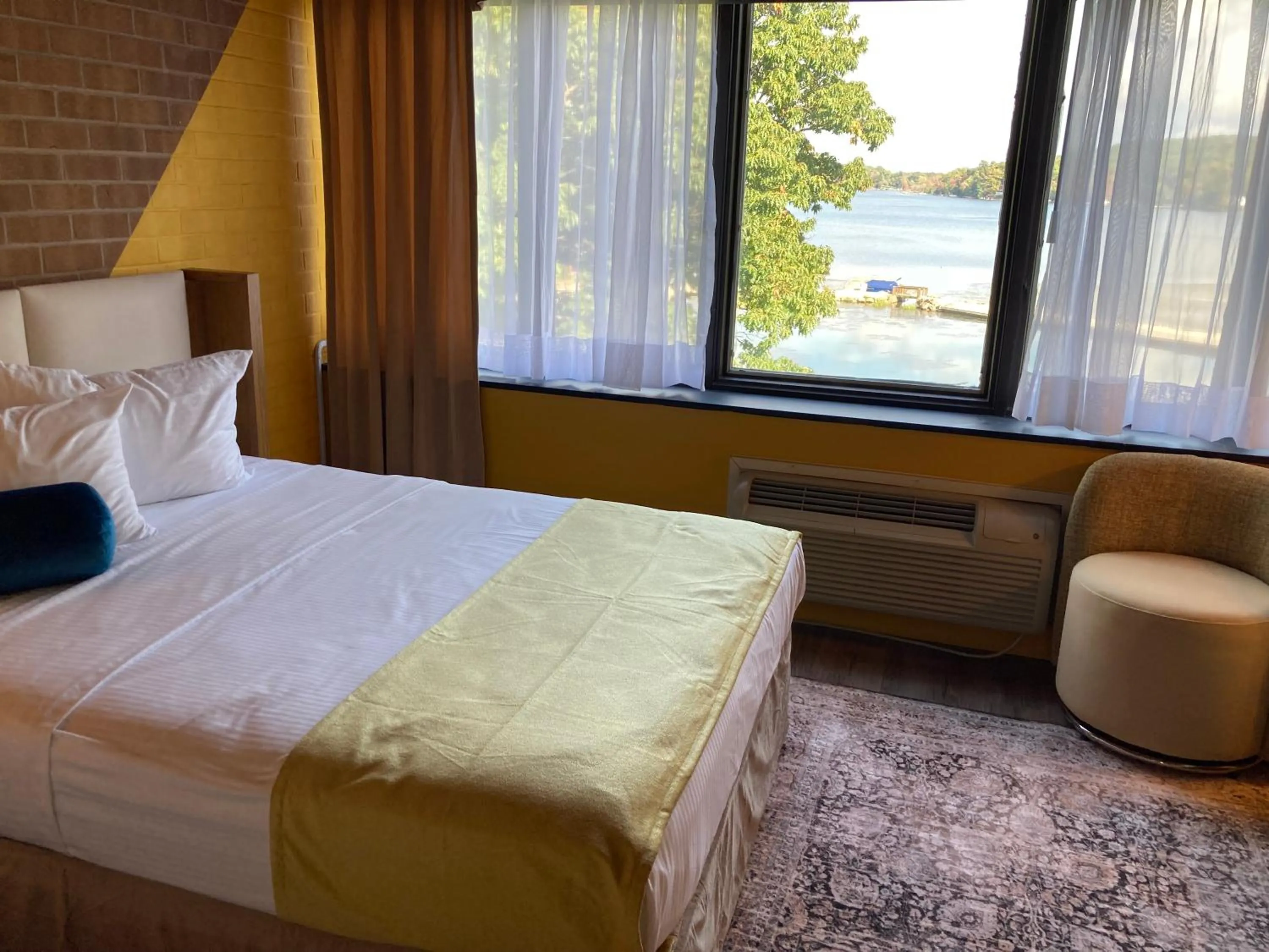 Bedroom, Bed in Split Rock Resort
