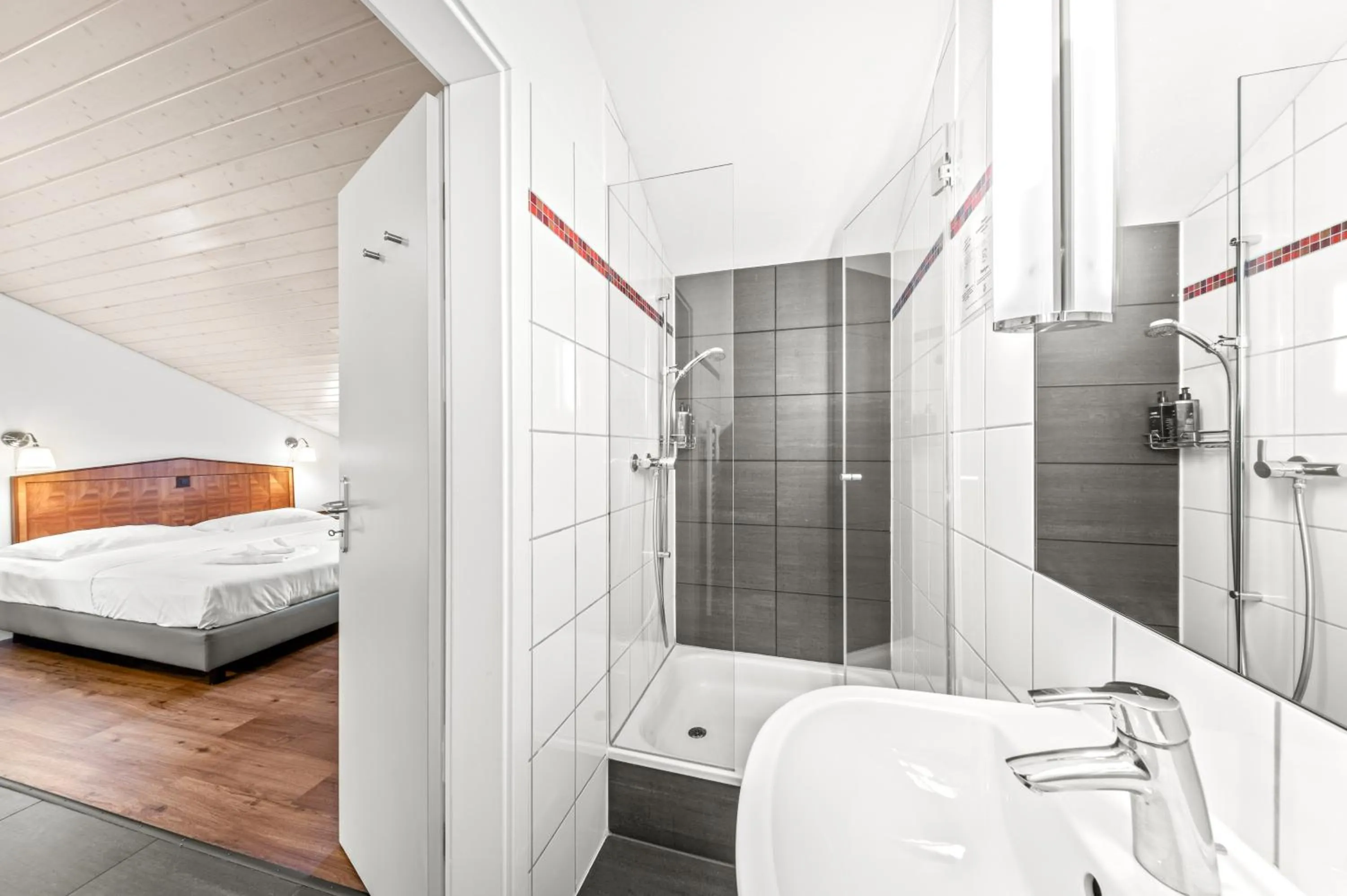 Shower, Bed in Hotel Hine Adon Fribourg
