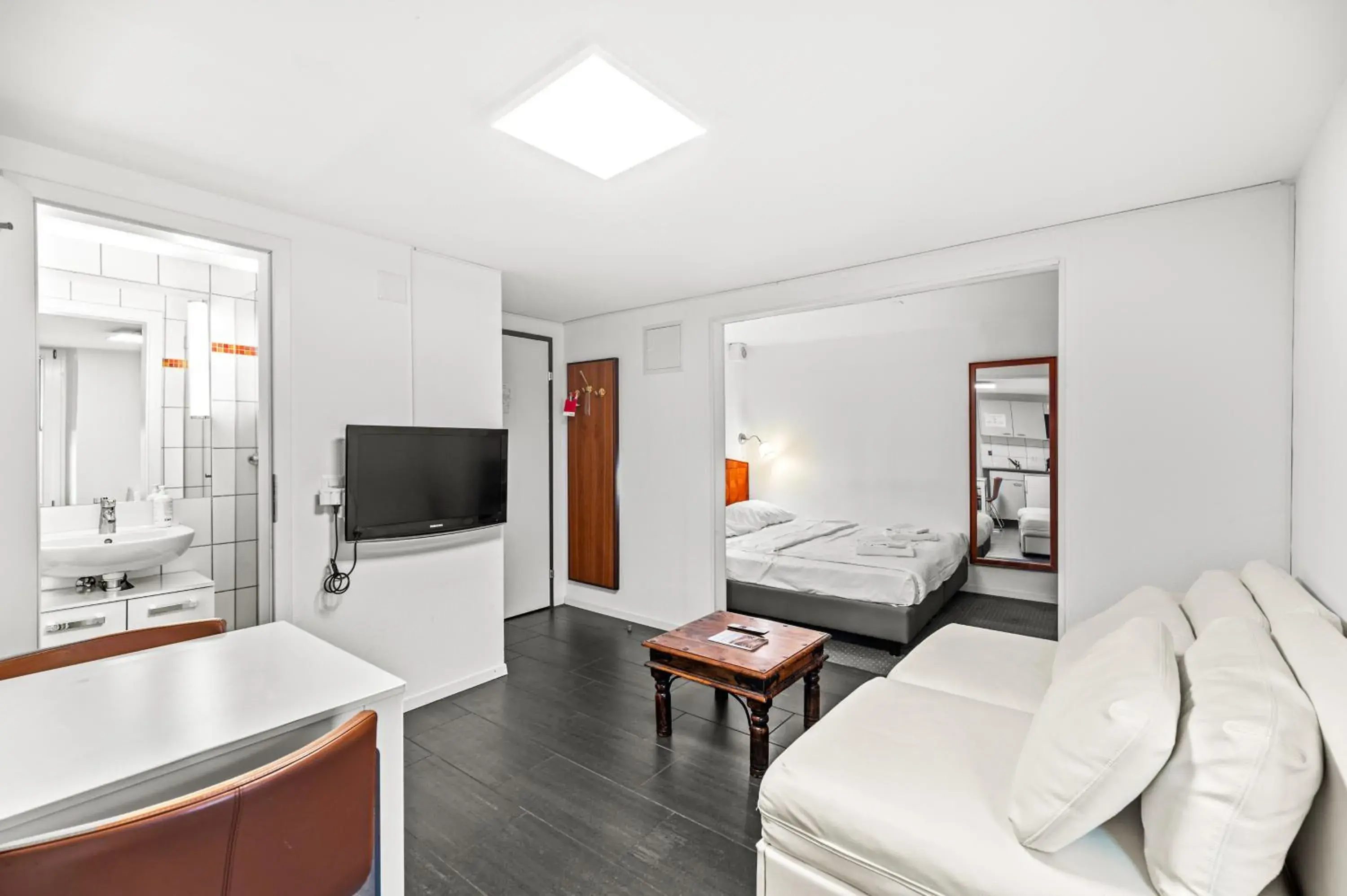 One-Bedroom Family Suite with Kitchenette in Hotel Hine Adon Fribourg One-Bedroom Family Suite with Kitchenette in Hotel Hine Adon Fribourg