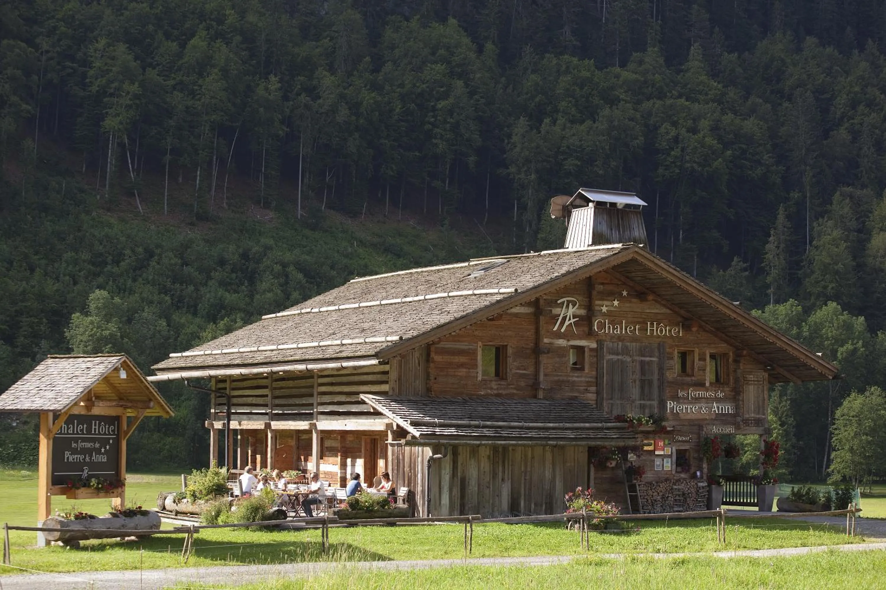 Facade/entrance in Chalet-Hôtel Les Fermes de Pierre & Anna