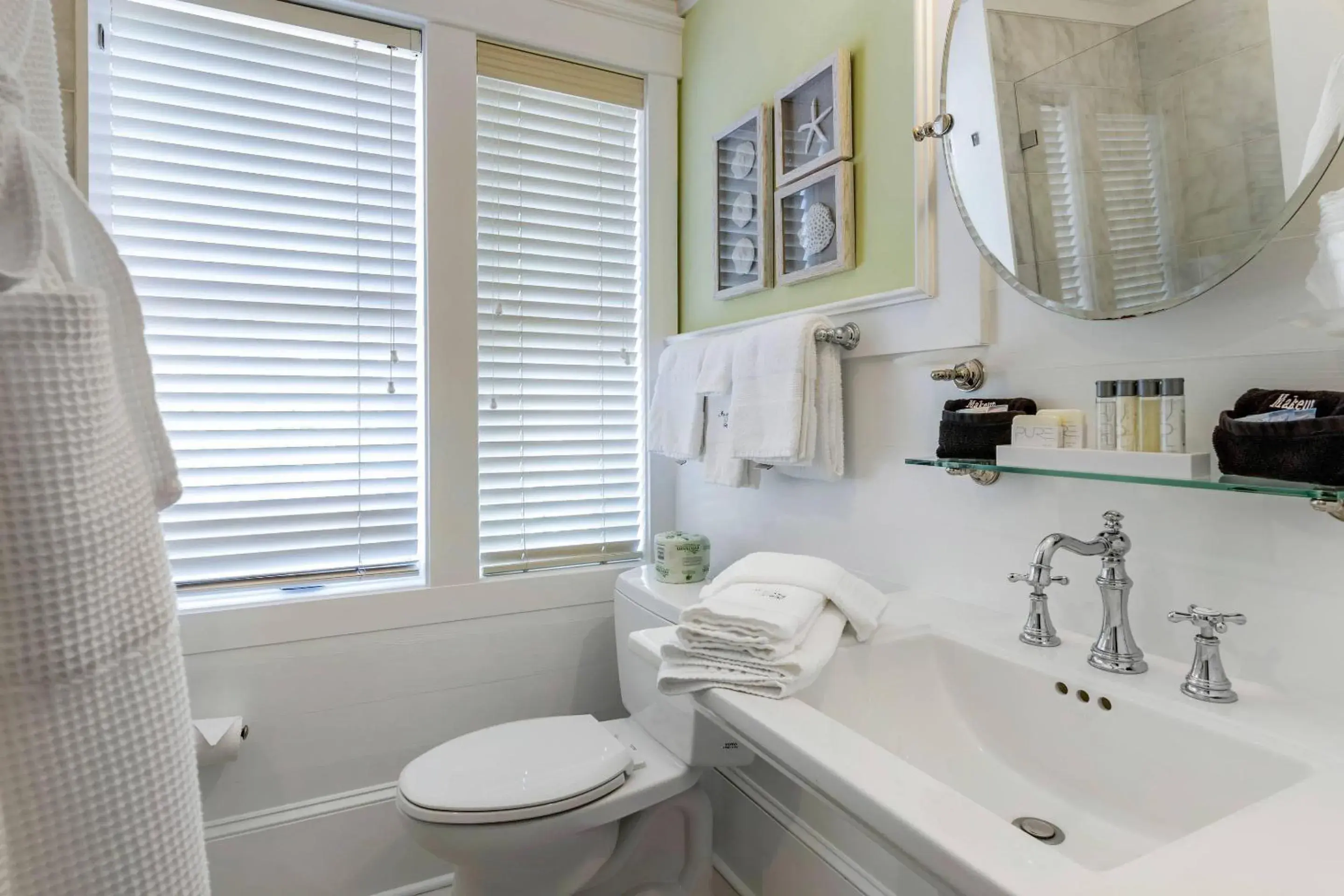 Bedroom in Inn at I'On, an Ascend Collection Hotel Bedroom in Inn at I'On, an Ascend Collection Hotel