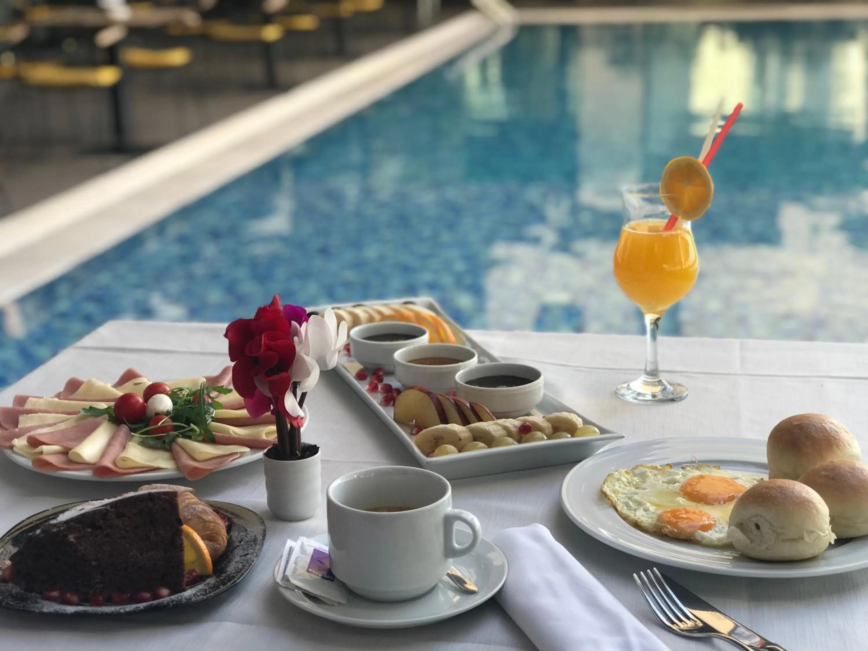 Food and drinks in Royal G Hotel & SPA 4 Star