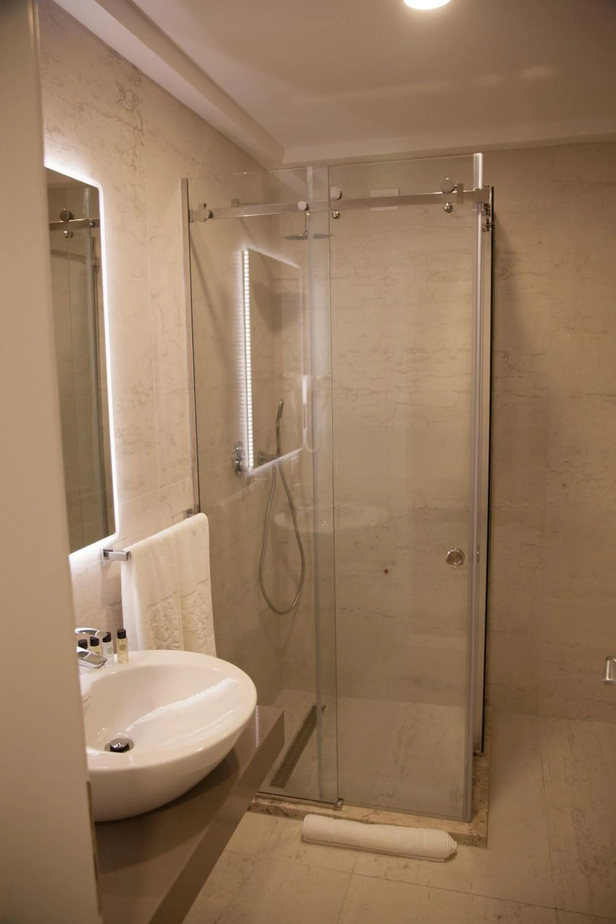 Shower in Royal G Hotel & SPA 4 Star