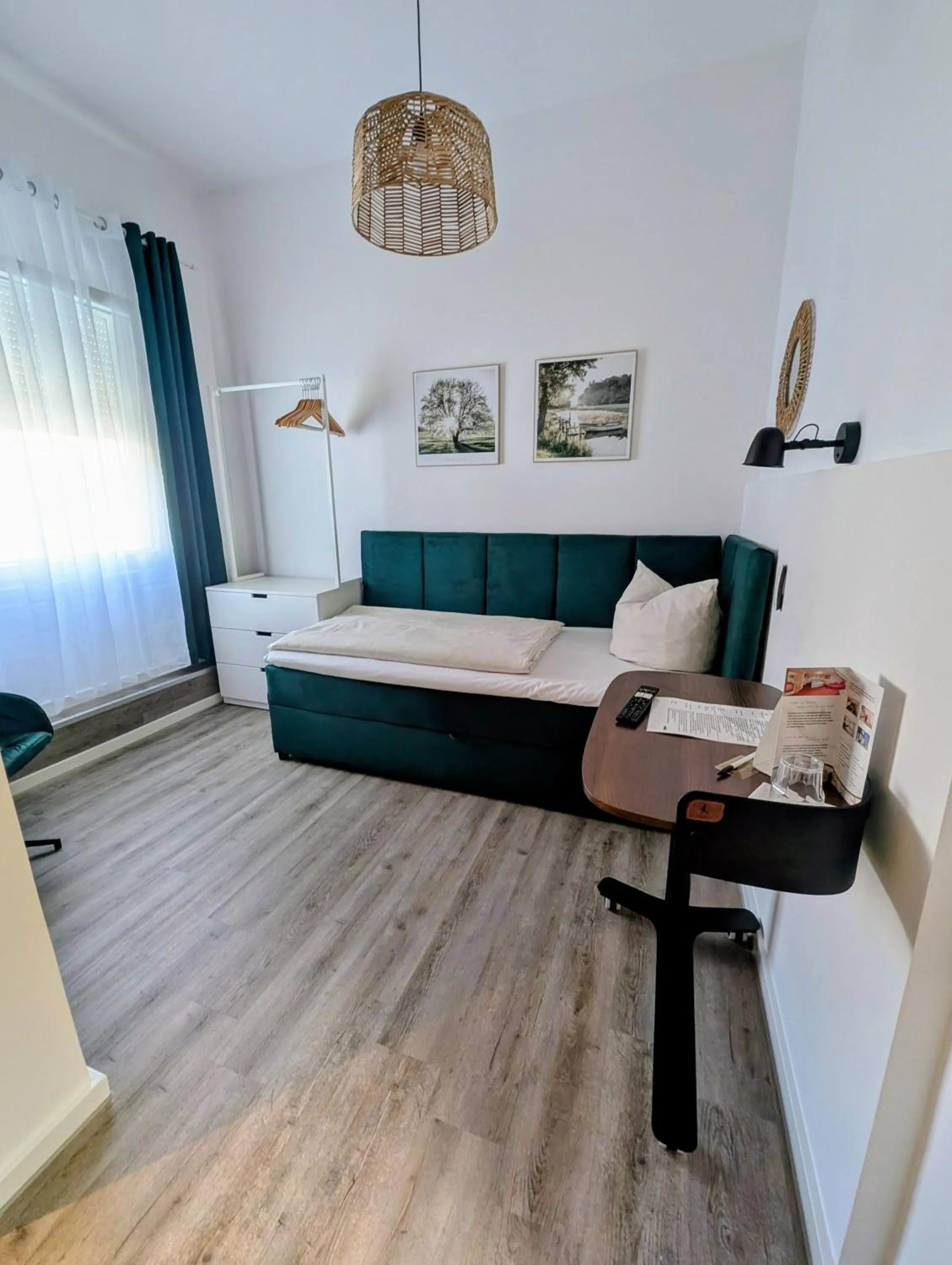 Photo of the whole room, Bed in Schäfers Hotel, Self-Check-in, Cafe und Bäcker am Hotel