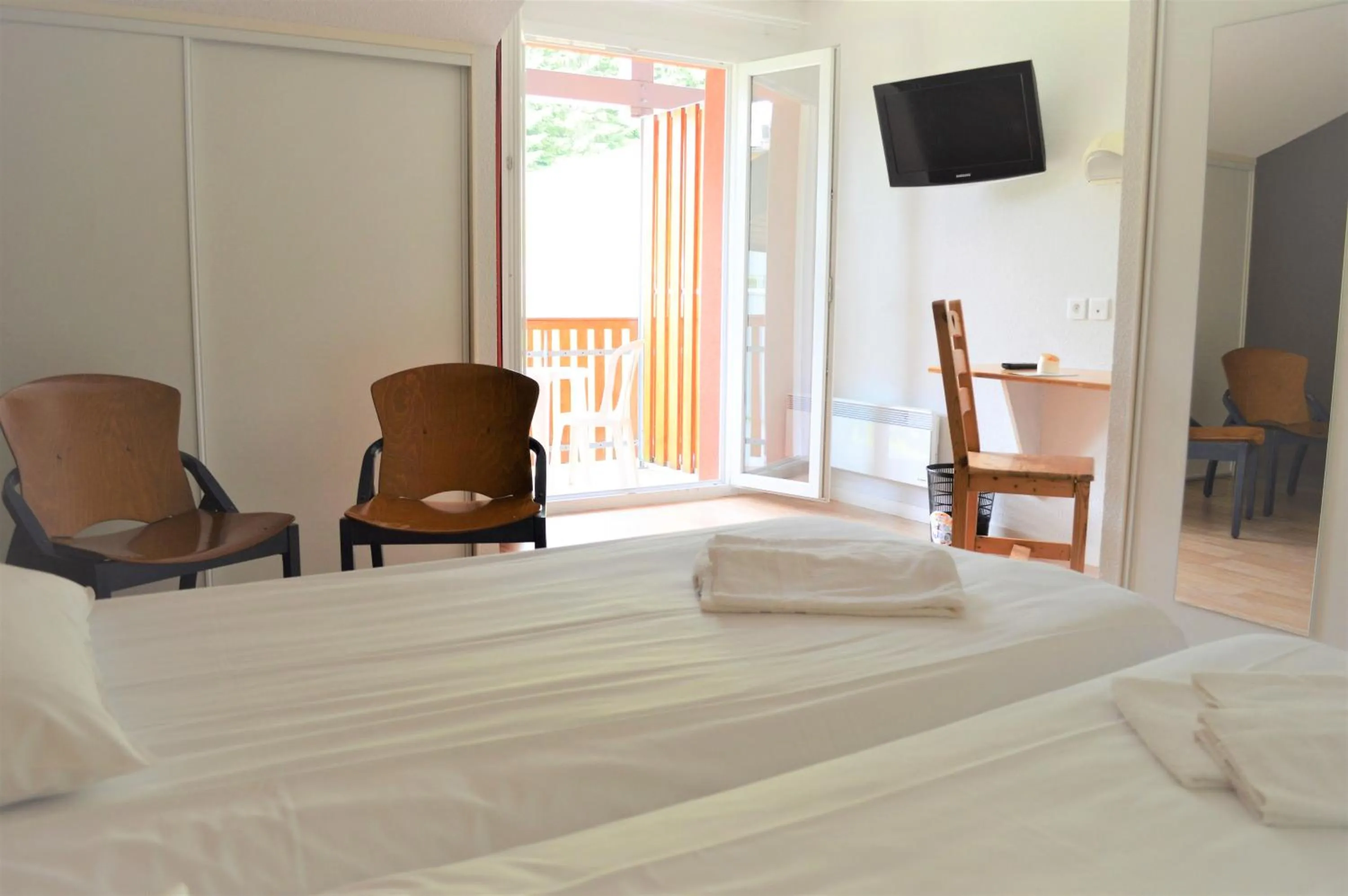 Photo of the whole room, Bed in Village club de Bois d'Amont