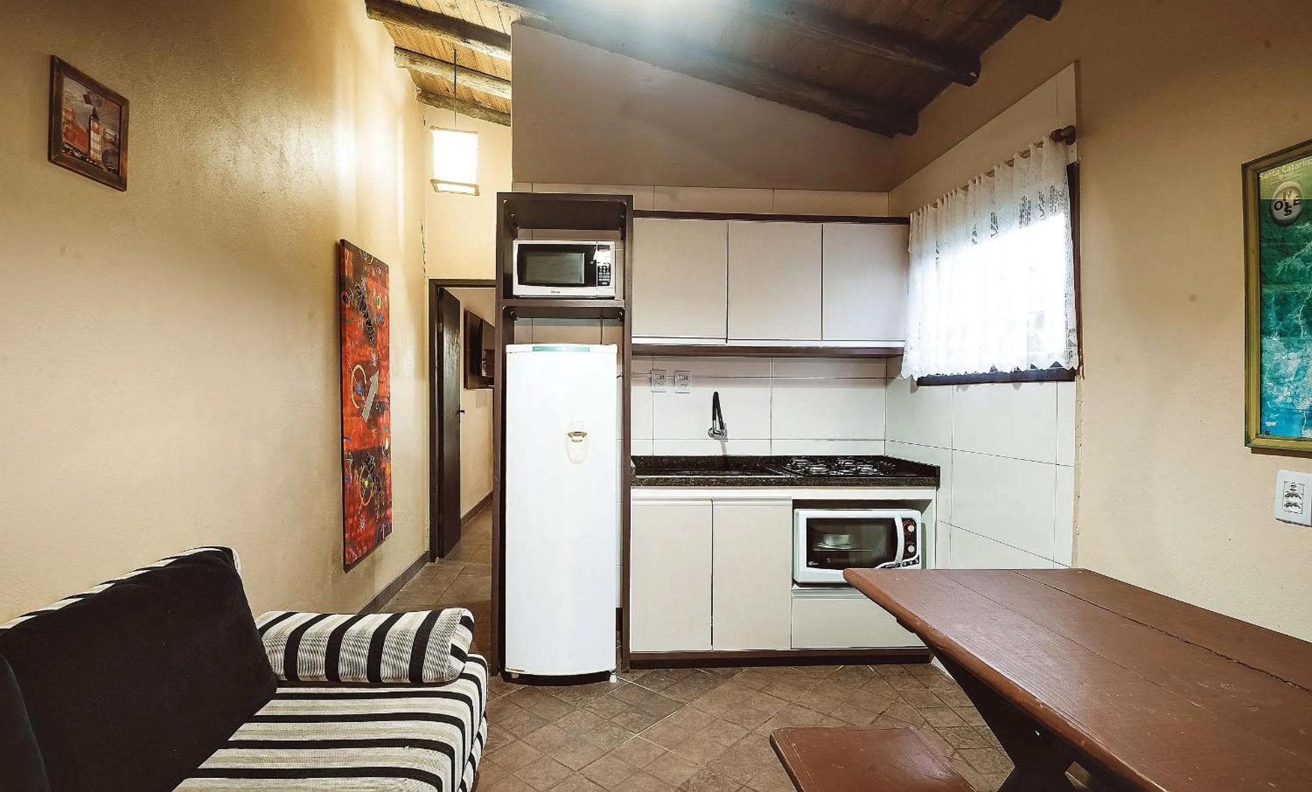Kitchen or kitchenette in Pousada Bangalôs do Rosa