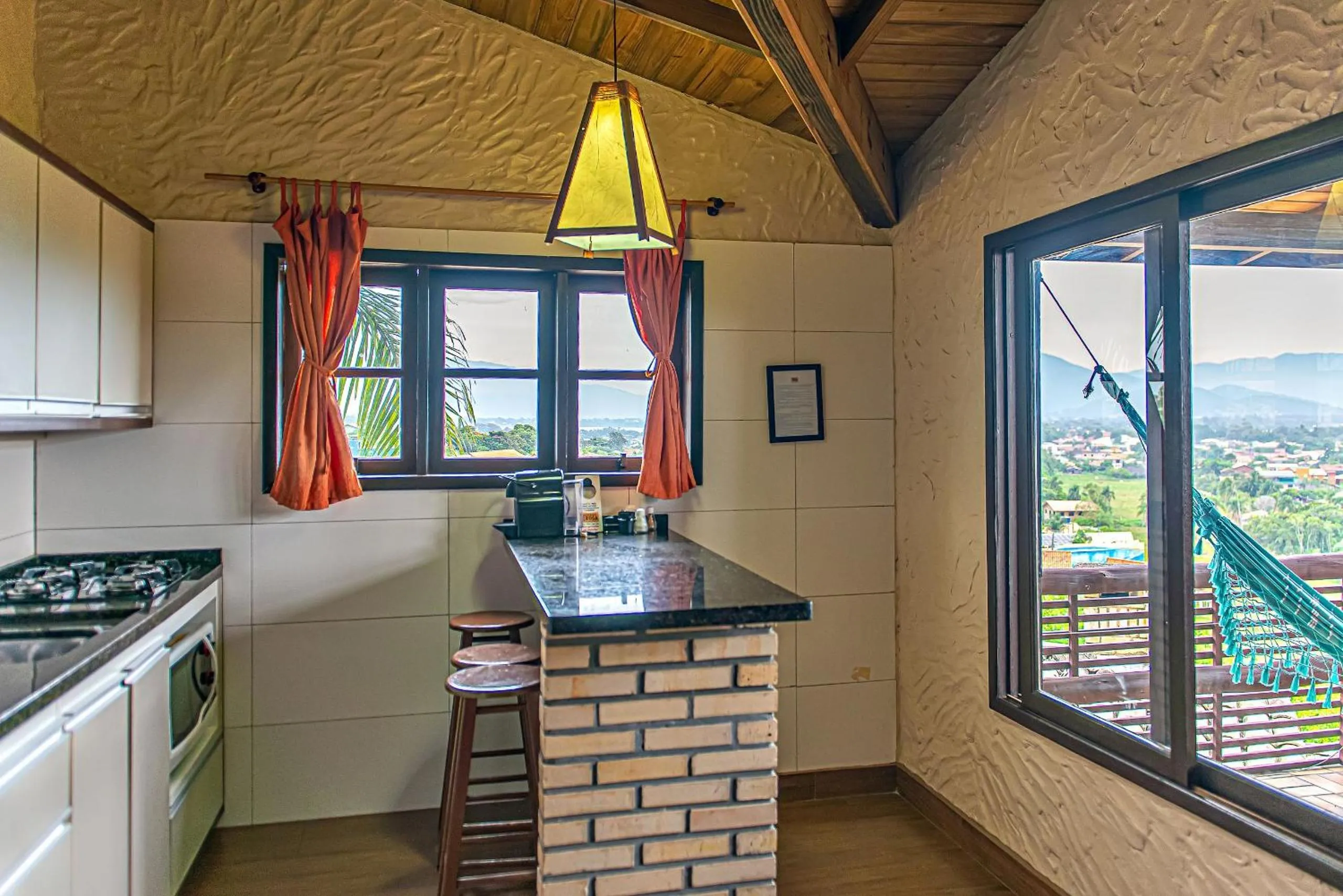 Kitchen or kitchenette in Pousada Bangalôs do Rosa