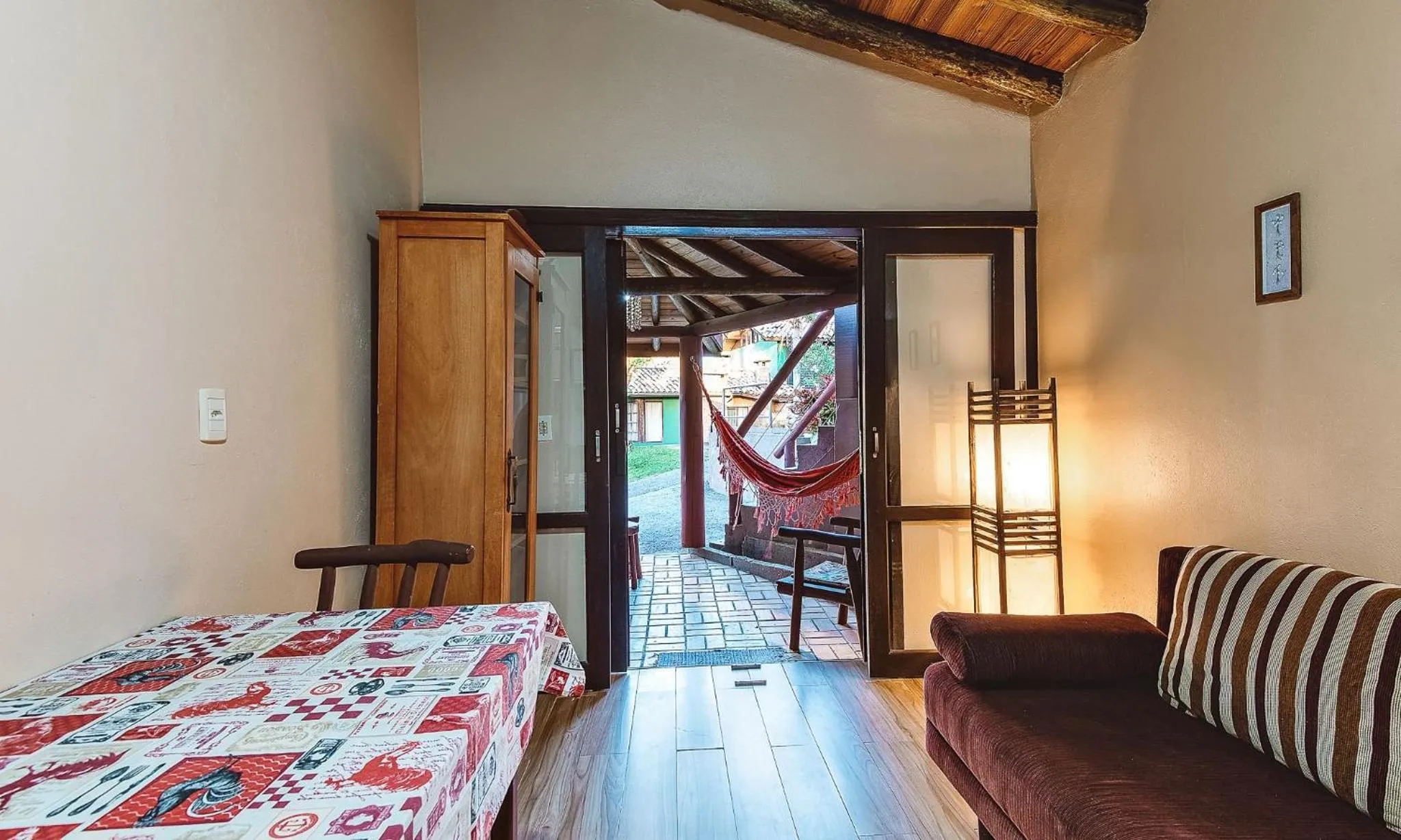 Living room, Bed in Pousada Bangalôs do Rosa