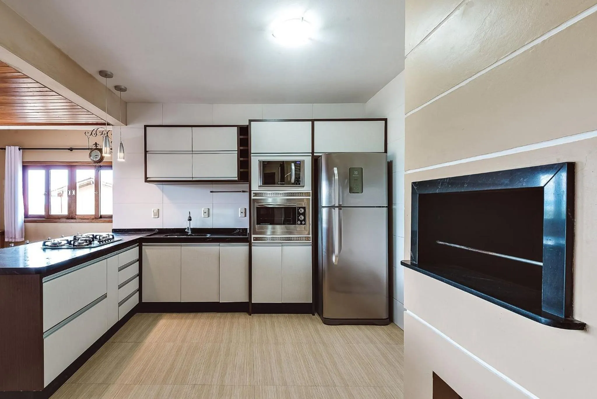 Kitchen or kitchenette in Pousada Bangalôs do Rosa