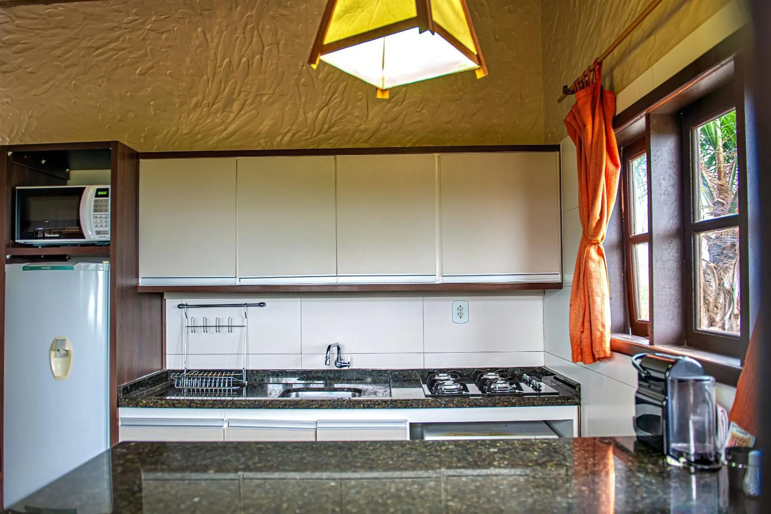 Kitchen or kitchenette in Pousada Bangalôs do Rosa