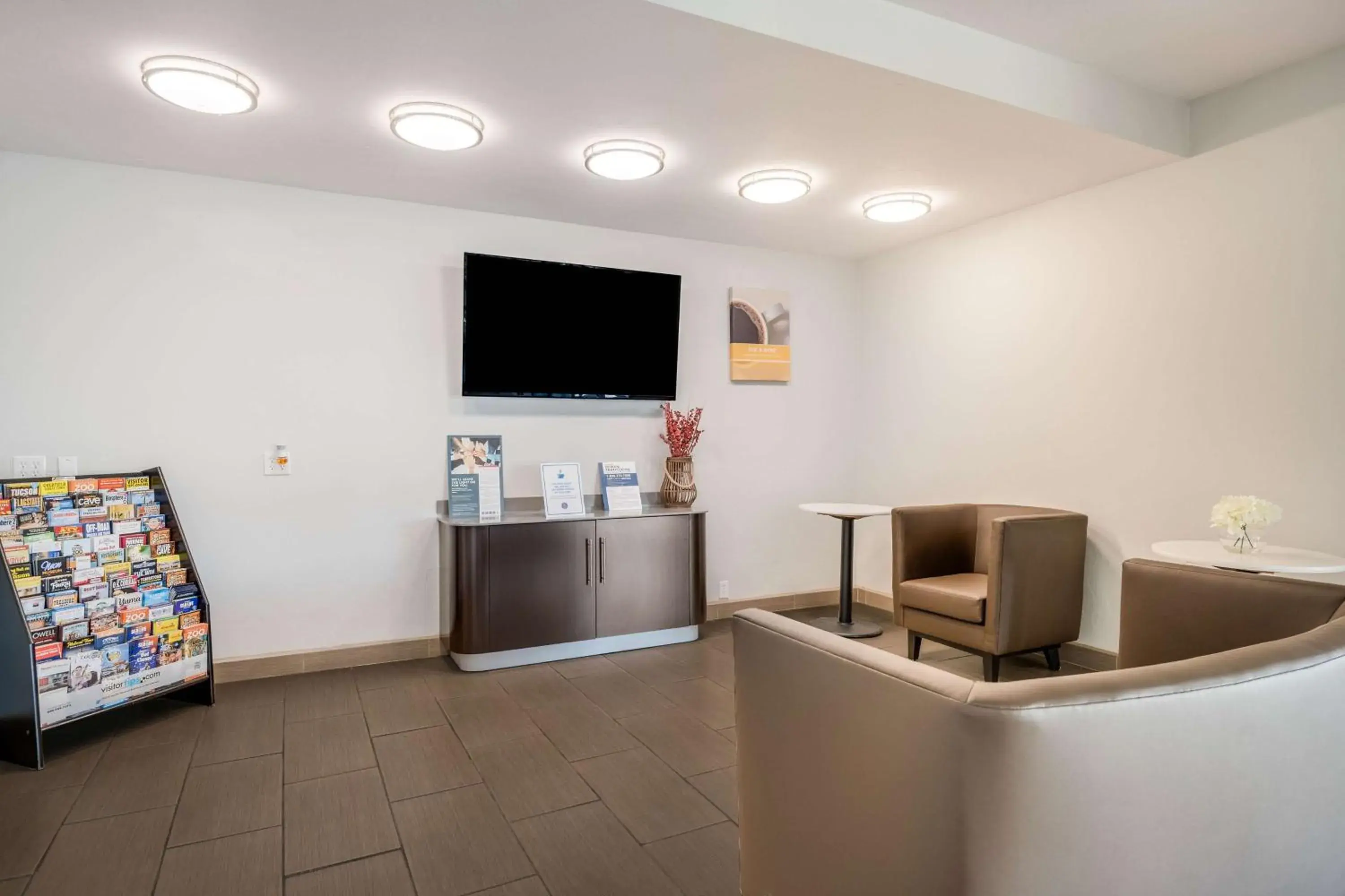 Communal lounge/ TV room in Motel 6-Tucson, AZ-Downtown Communal lounge/ TV room in Motel 6-Tucson, AZ-Downtown