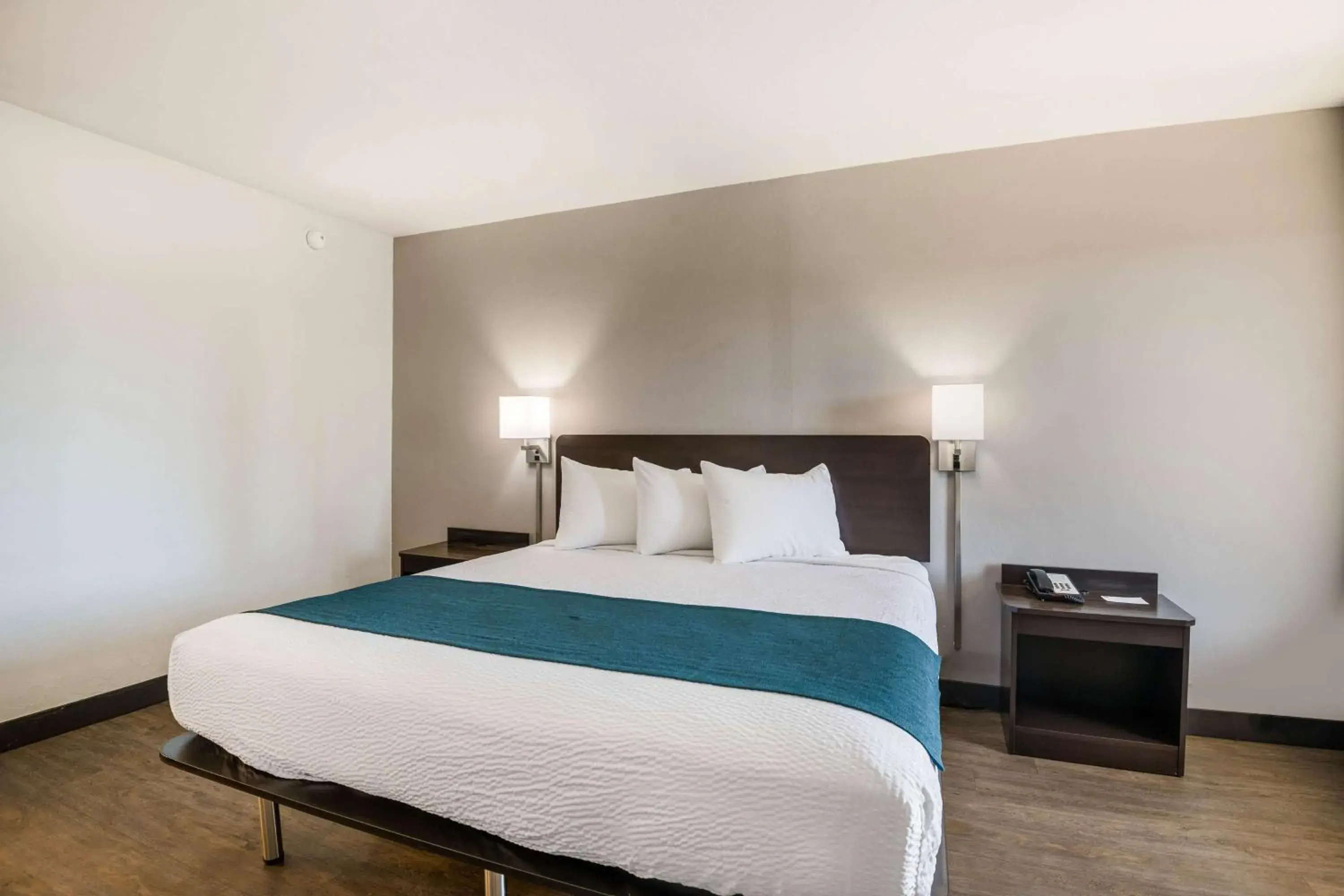 King Room - Non-Smoking in Motel 6-Tucson, AZ-Downtown King Room - Non-Smoking in Motel 6-Tucson, AZ-Downtown