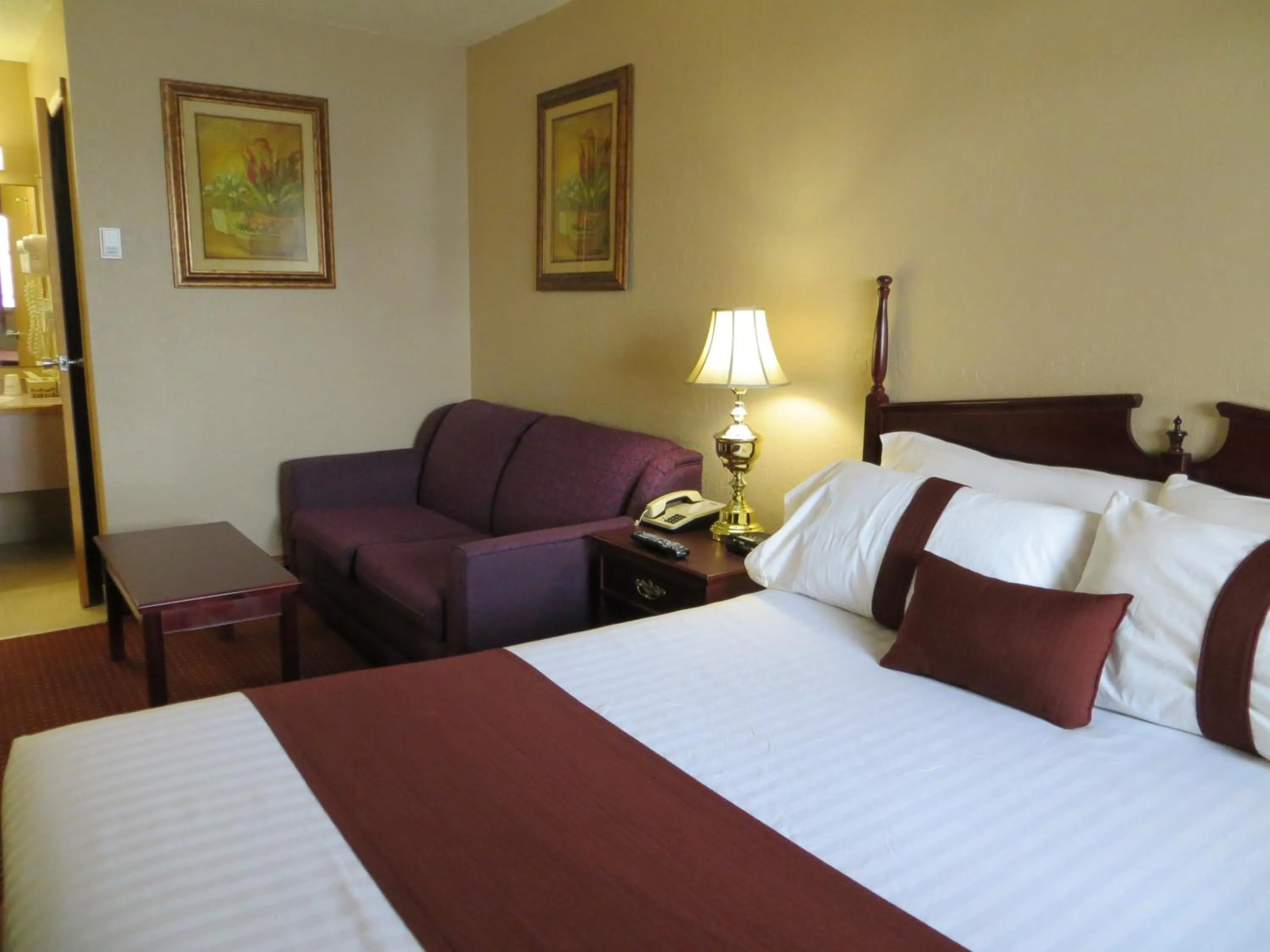 Bed in Howard Johnson by Wyndham Red Deer