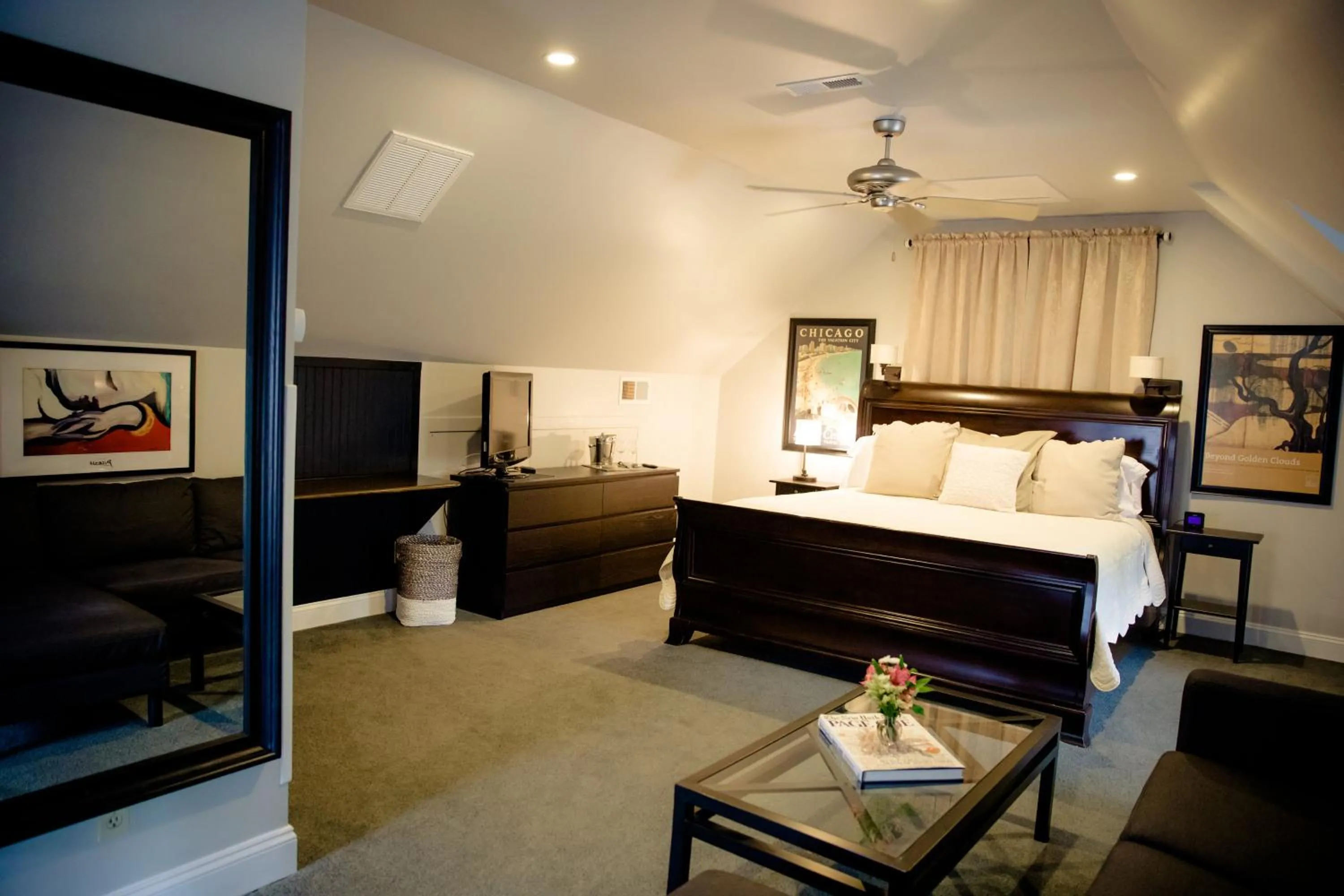 Deluxe King Suite in Black Lantern Inn