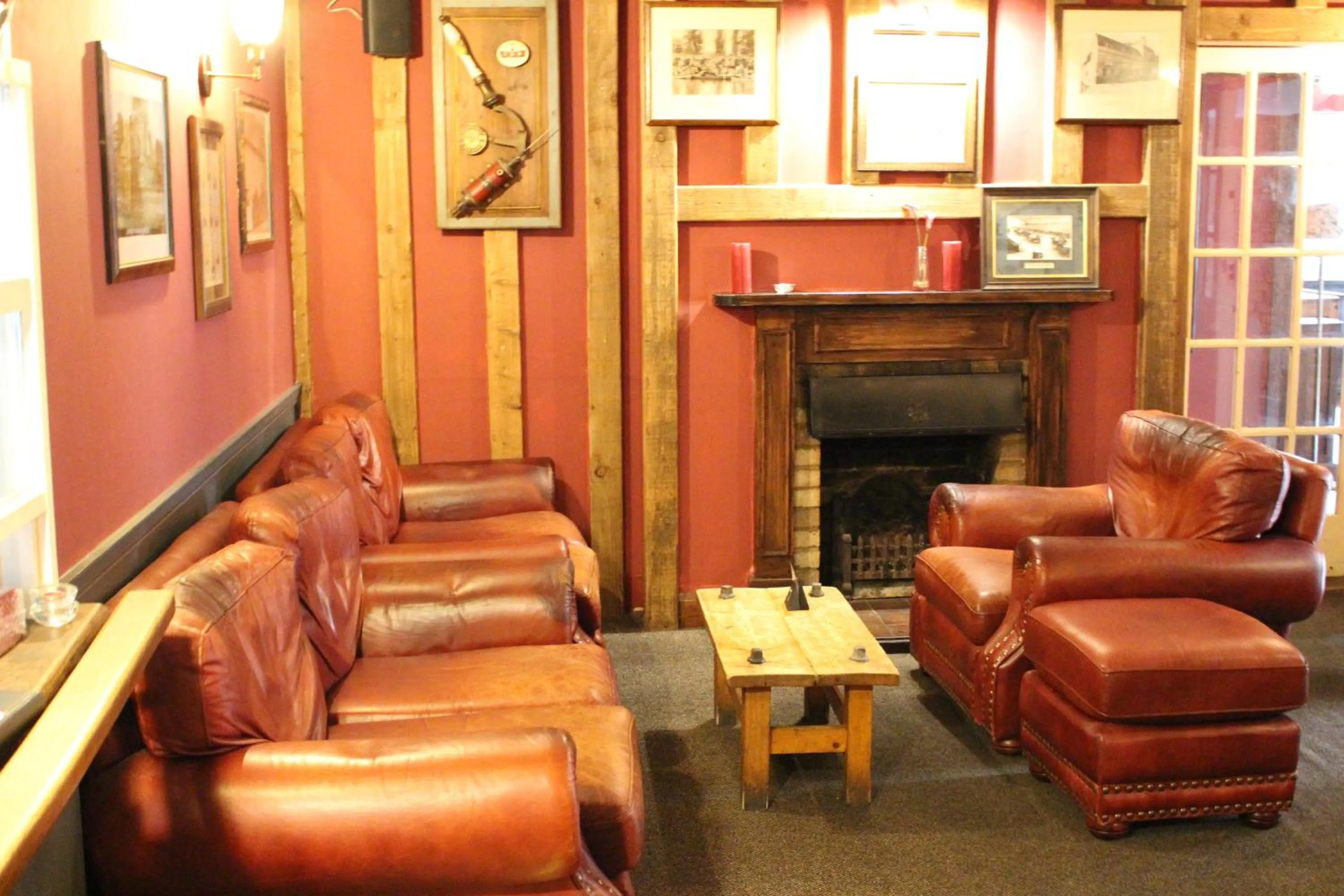 Lounge or bar in The Lord Byron Inn