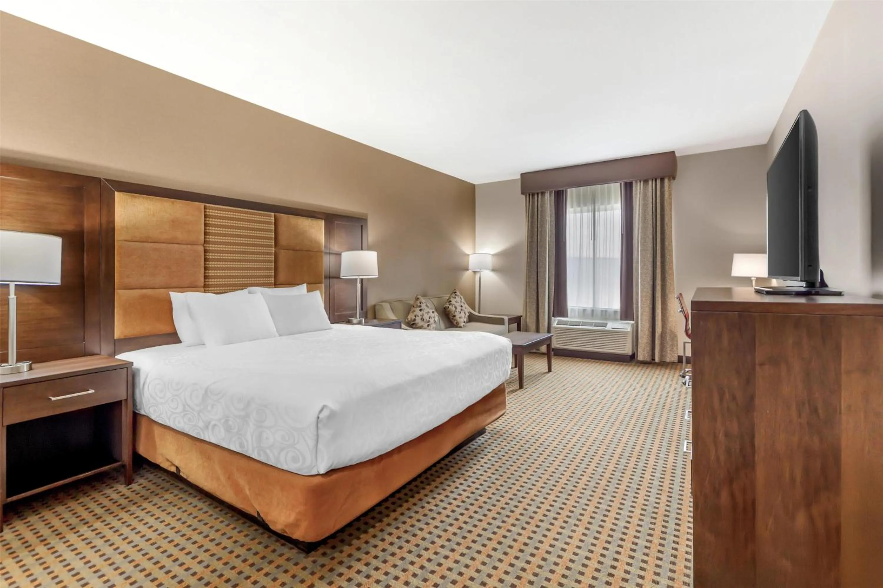 Bedroom, Bed in Best Western Plus Hinton Inn & Suites