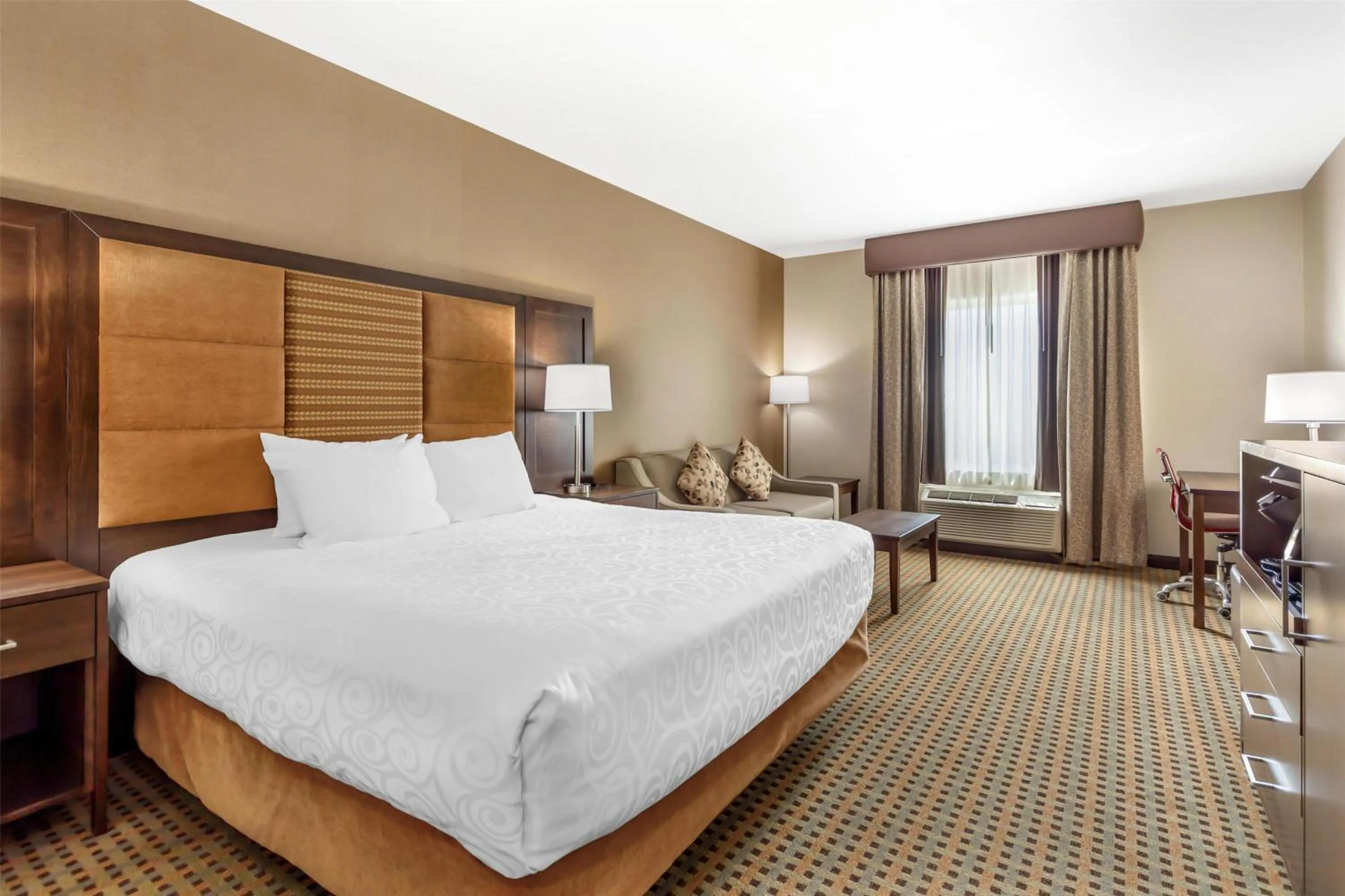 Bedroom, Bed in Best Western Plus Hinton Inn & Suites