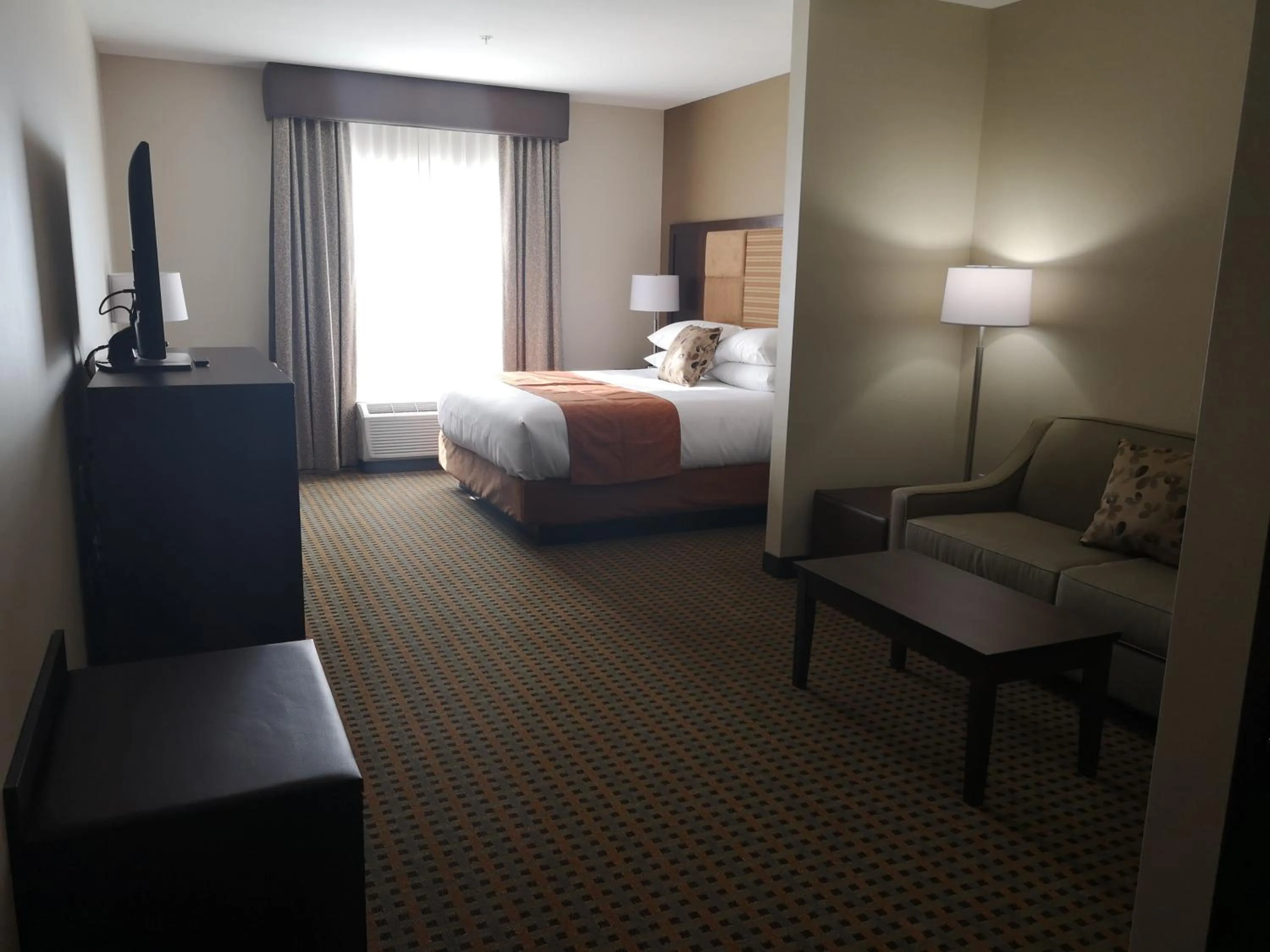 TV and multimedia, Bed in Best Western Plus Hinton Inn & Suites