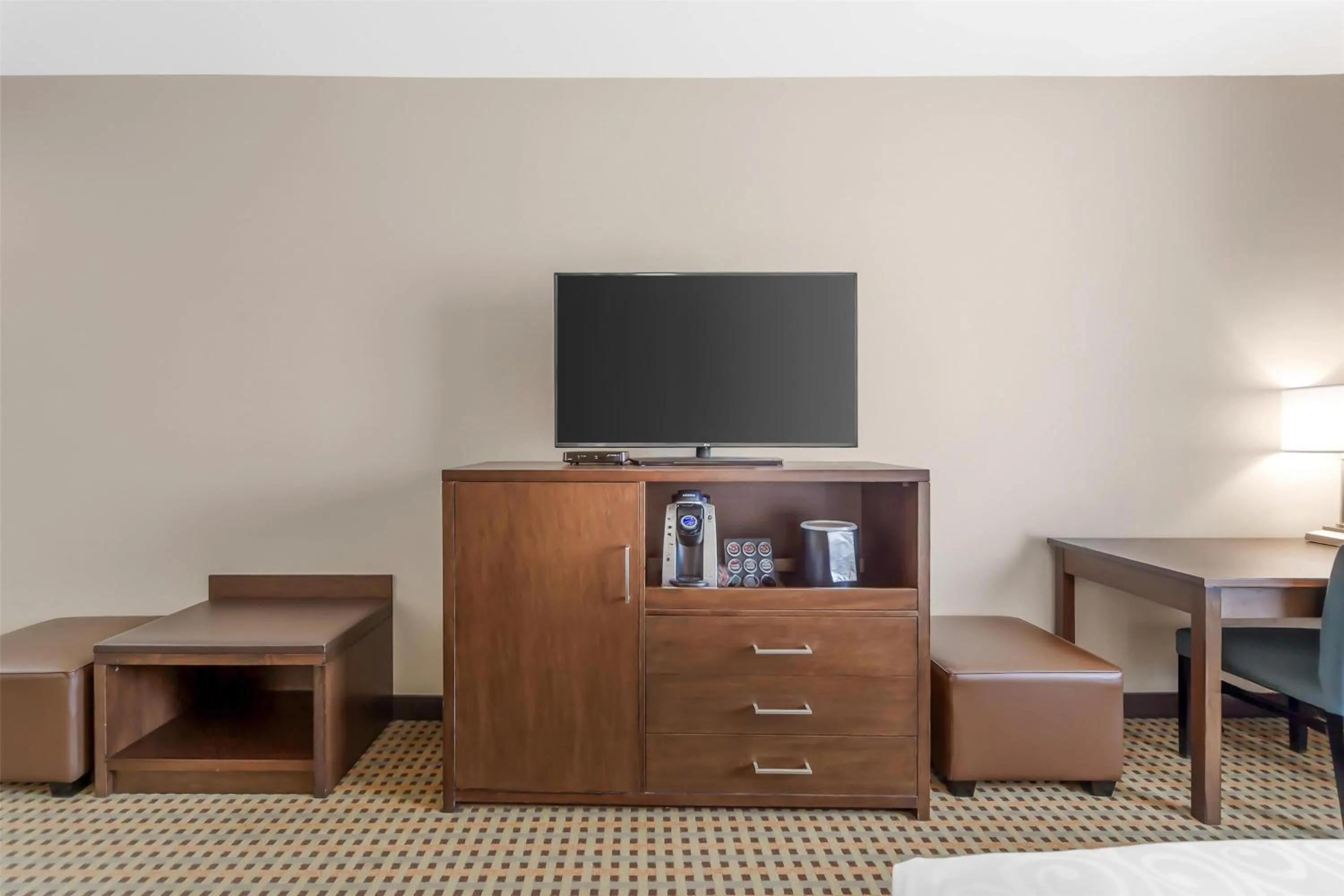 Bedroom in Best Western Plus Hinton Inn & Suites