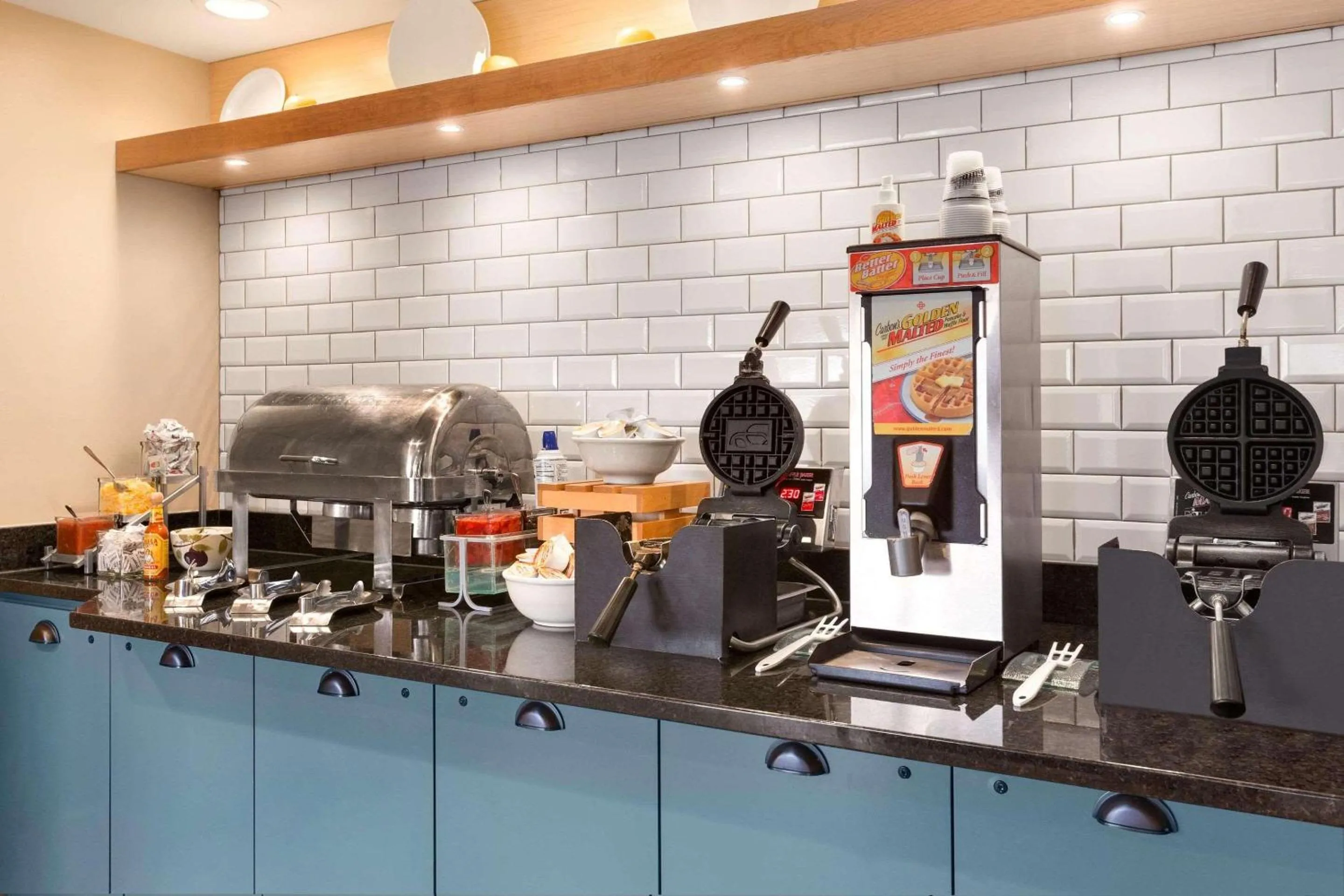 Breakfast in Country Inn & Suites by Radisson, Rochester South, MN