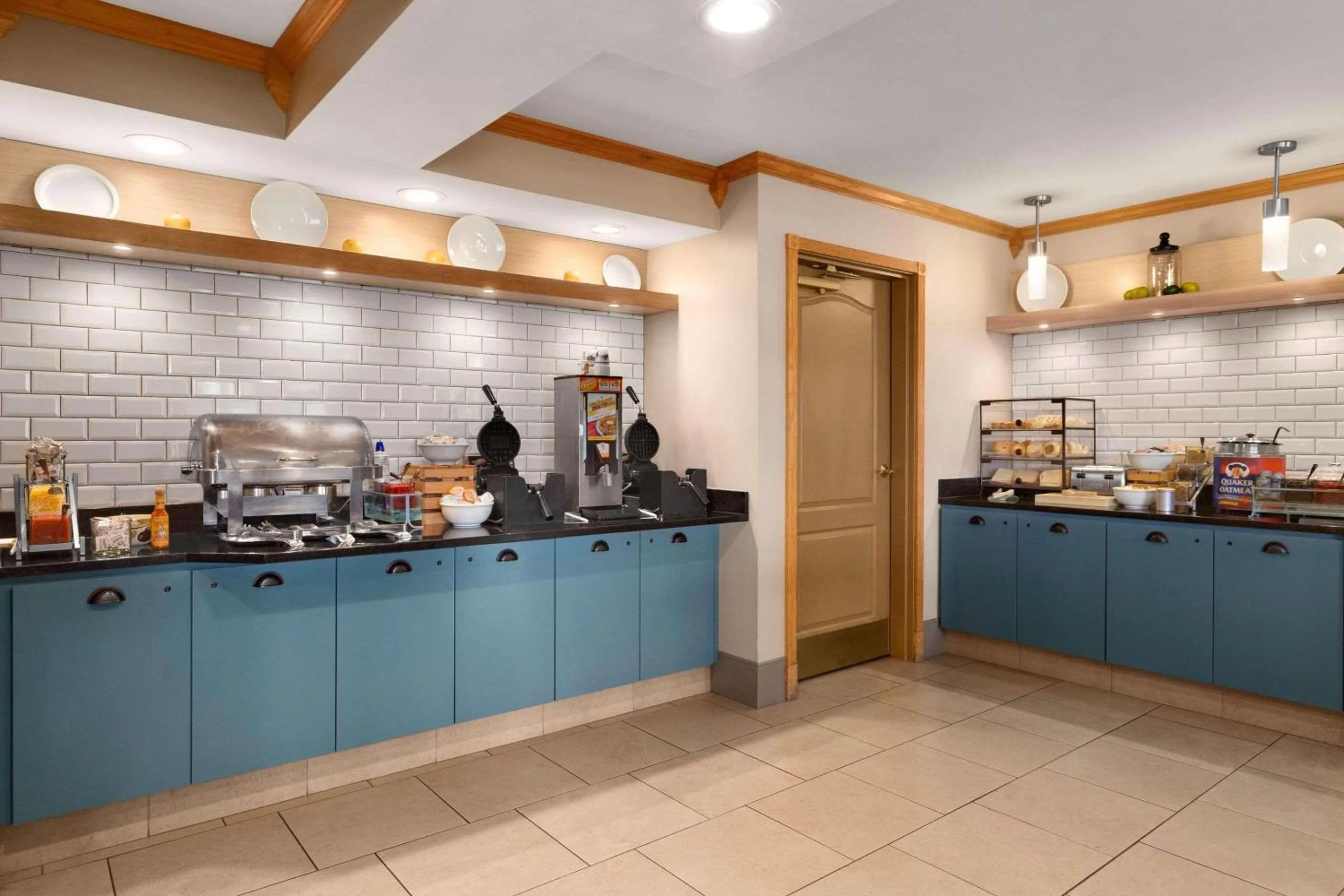 Breakfast in Country Inn & Suites by Radisson, Rochester South, MN