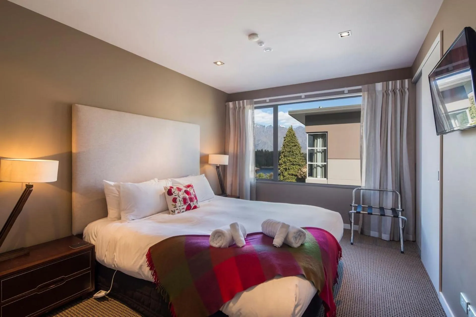 Bed in LakeRidge Queenstown Front Row