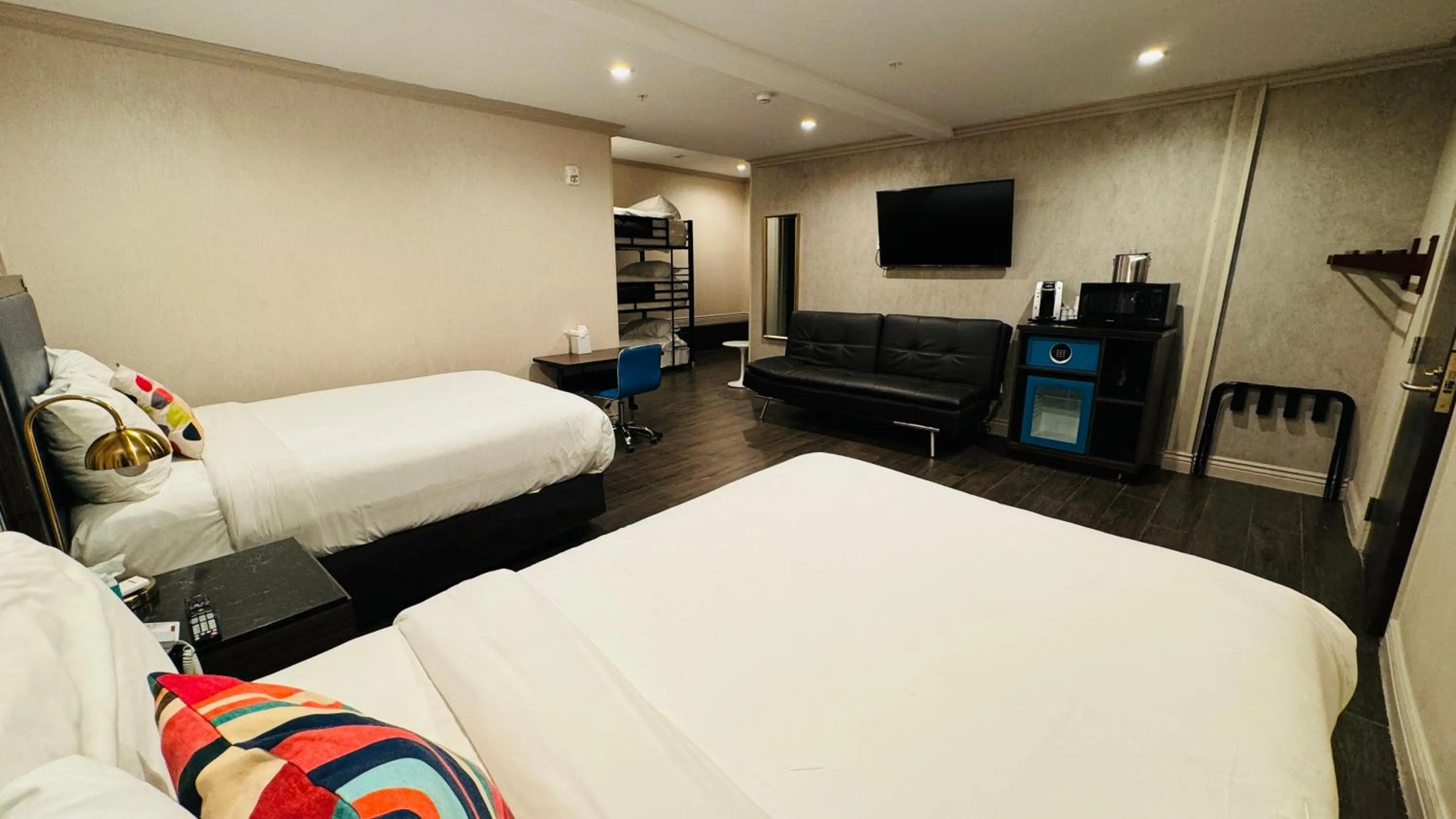 Photo of the whole room, Bed in Signature San Francisco