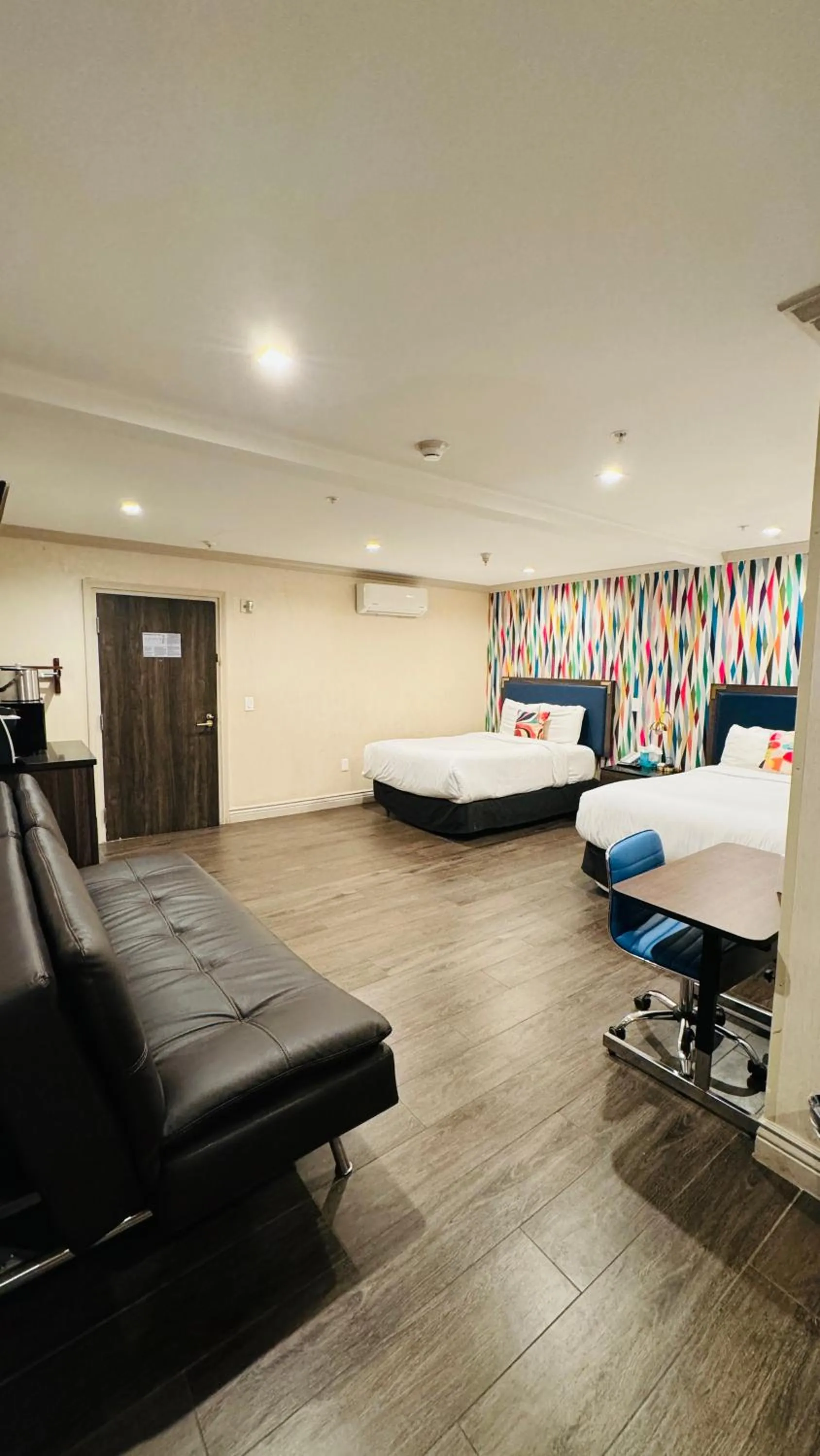 Photo of the whole room, Bed in Signature San Francisco