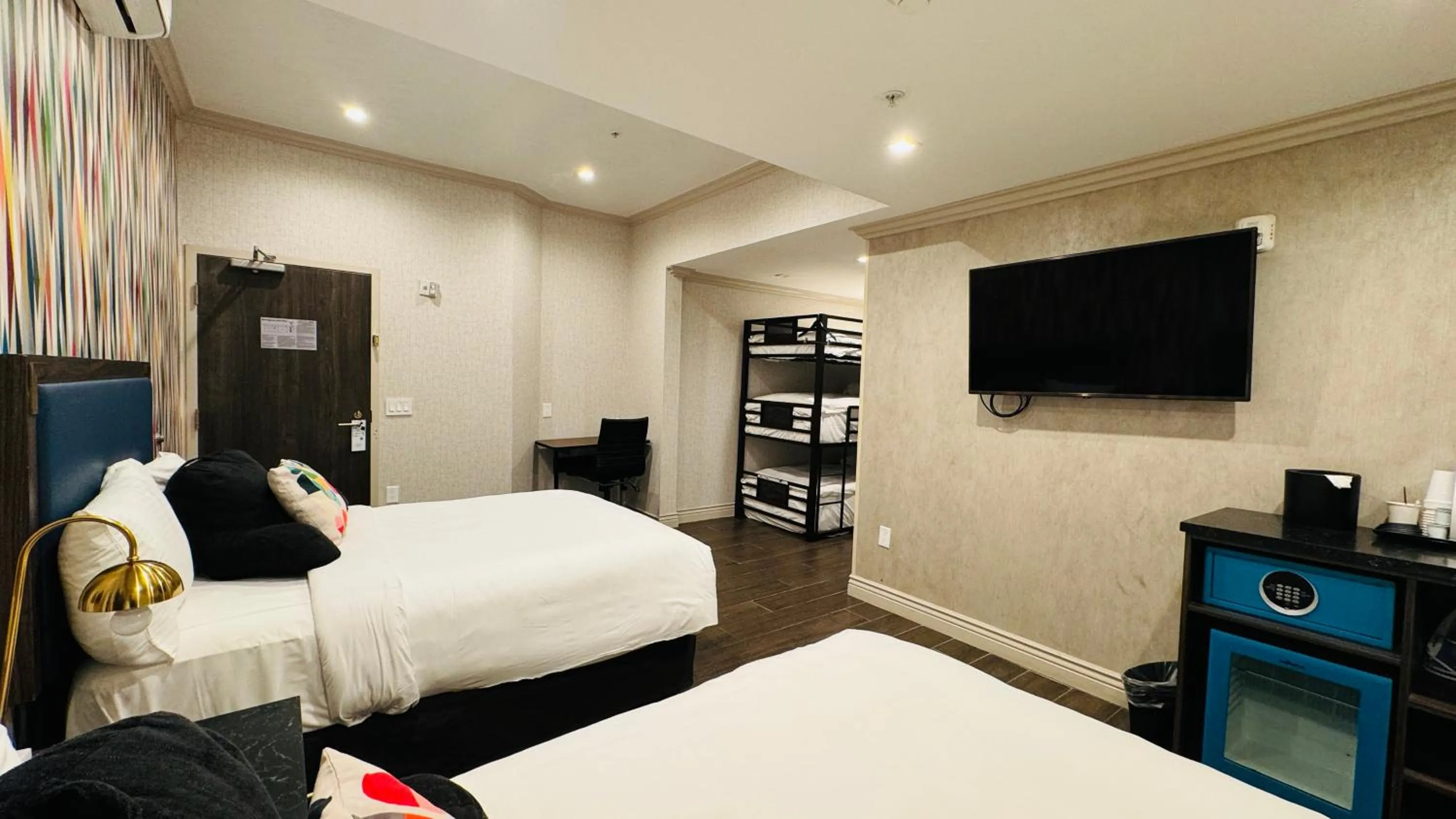 Photo of the whole room, Bed in Signature San Francisco