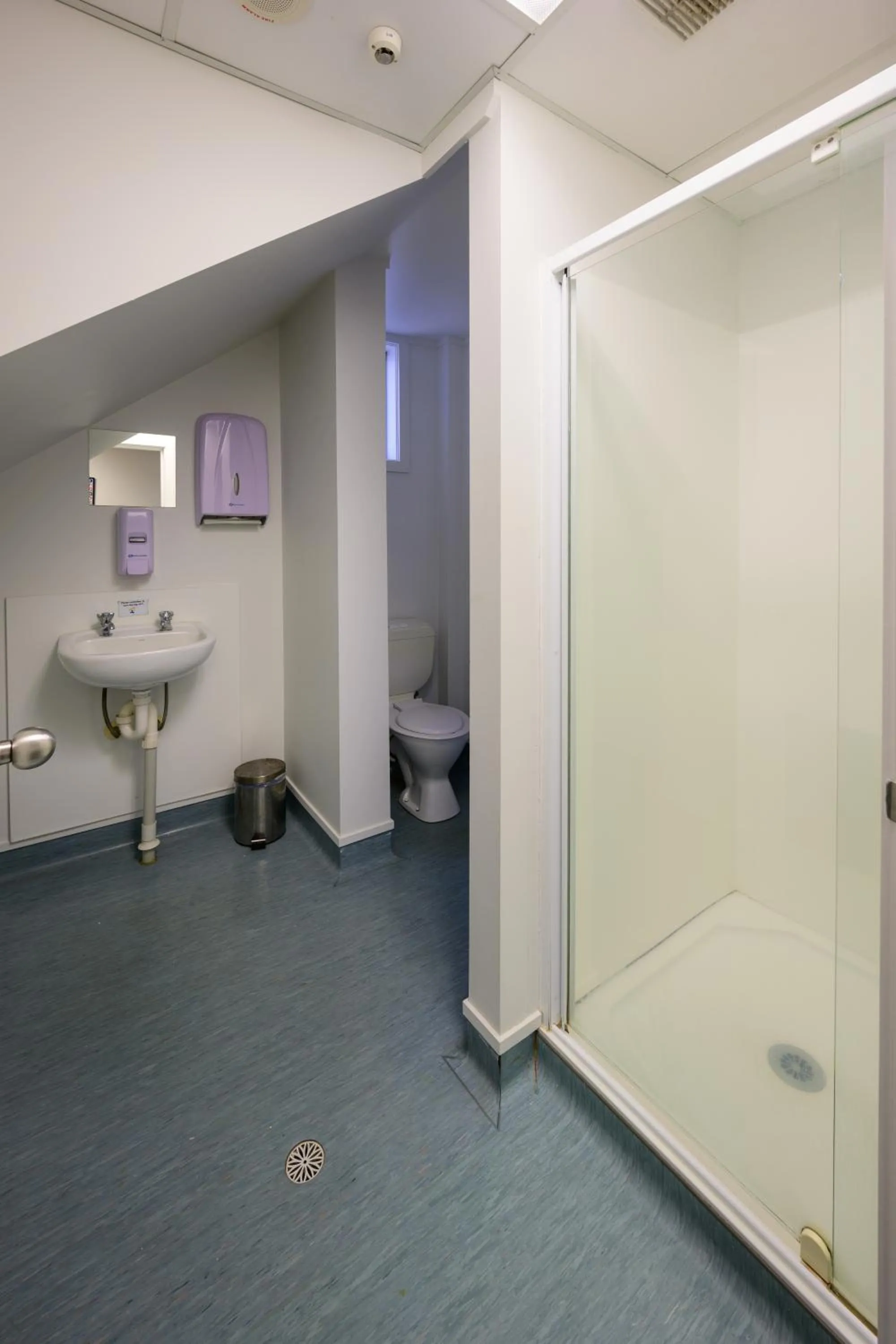 Bathroom in Trek Global Backpackers