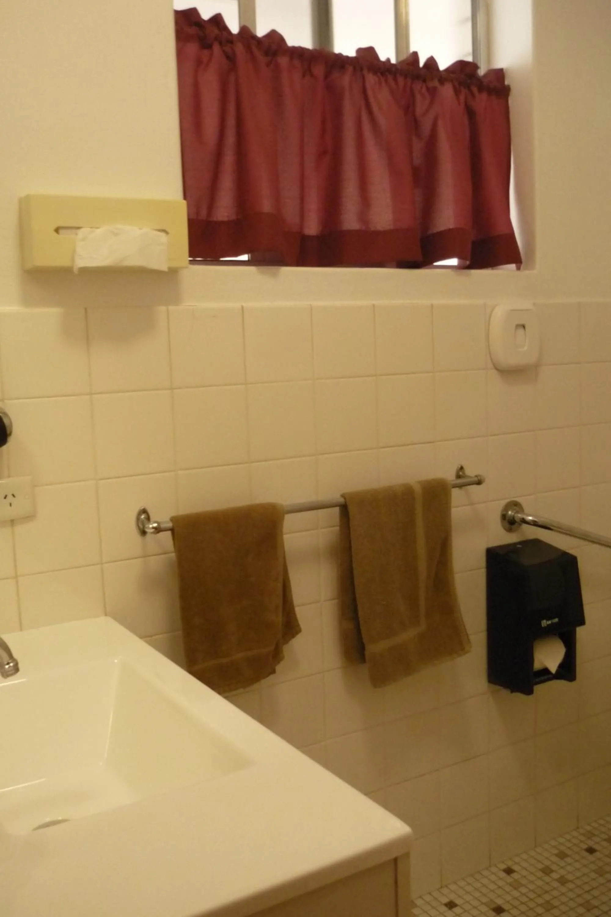 Bathroom in Acacia Motor Inn