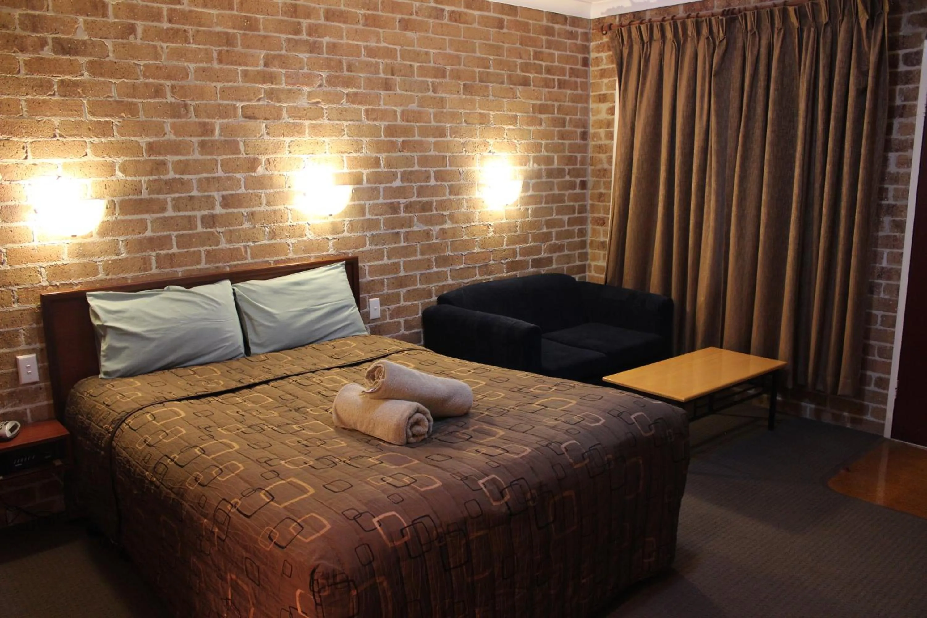 Bed in Acacia Motor Inn