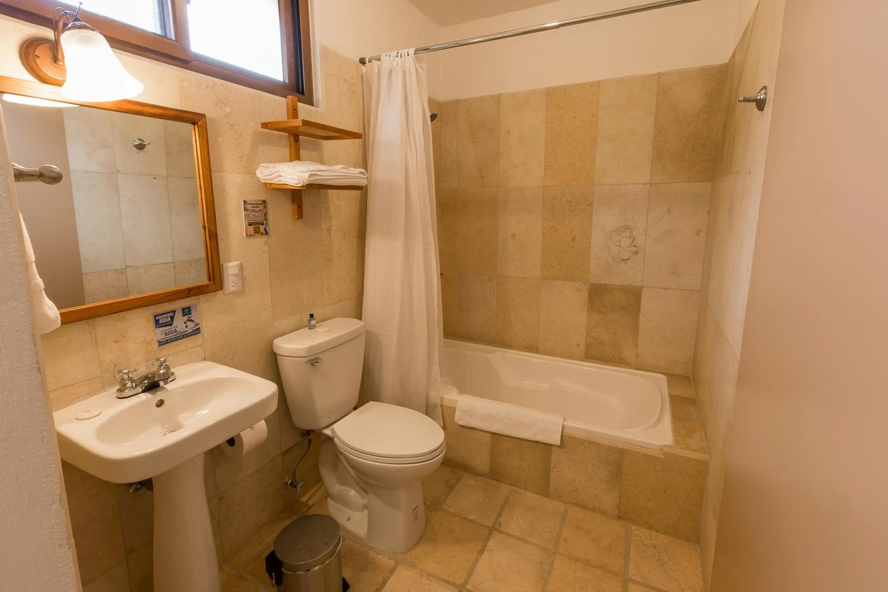 Shower in Hotel y Centro de Convenciones Jardines del Lago