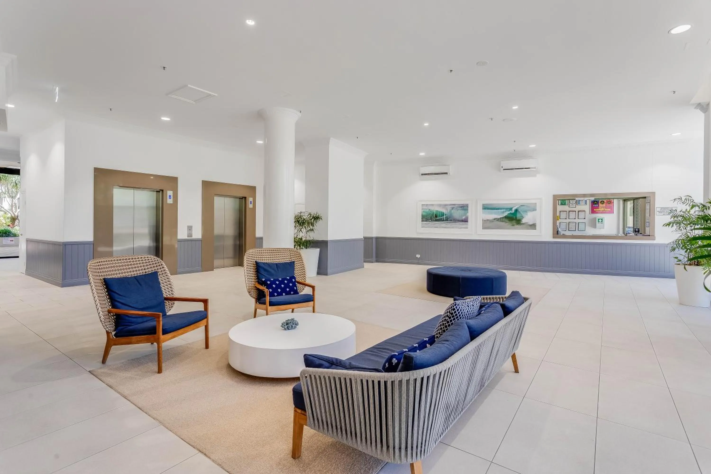 Lobby or reception in The Meriton Apartments on Main Beach