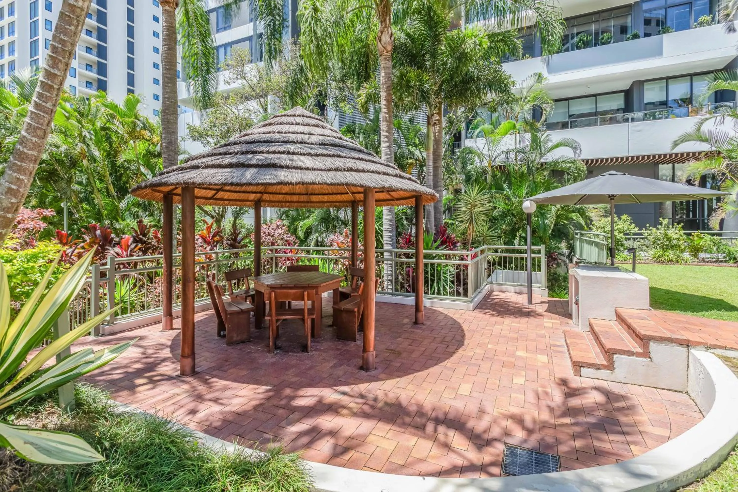 Property building in The Meriton Apartments on Main Beach