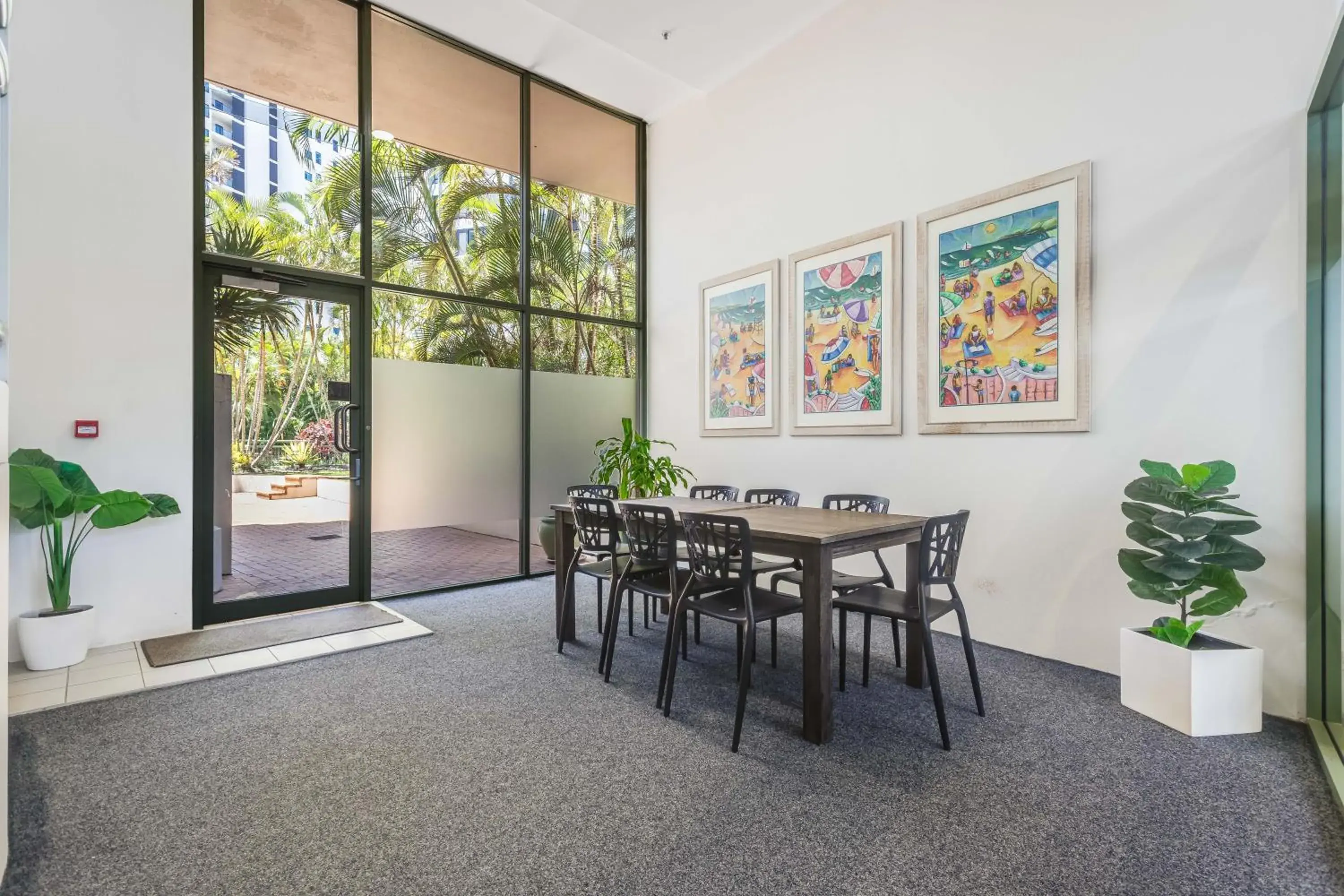 The Meriton Apartments on Main Beach The Meriton Apartments on Main Beach