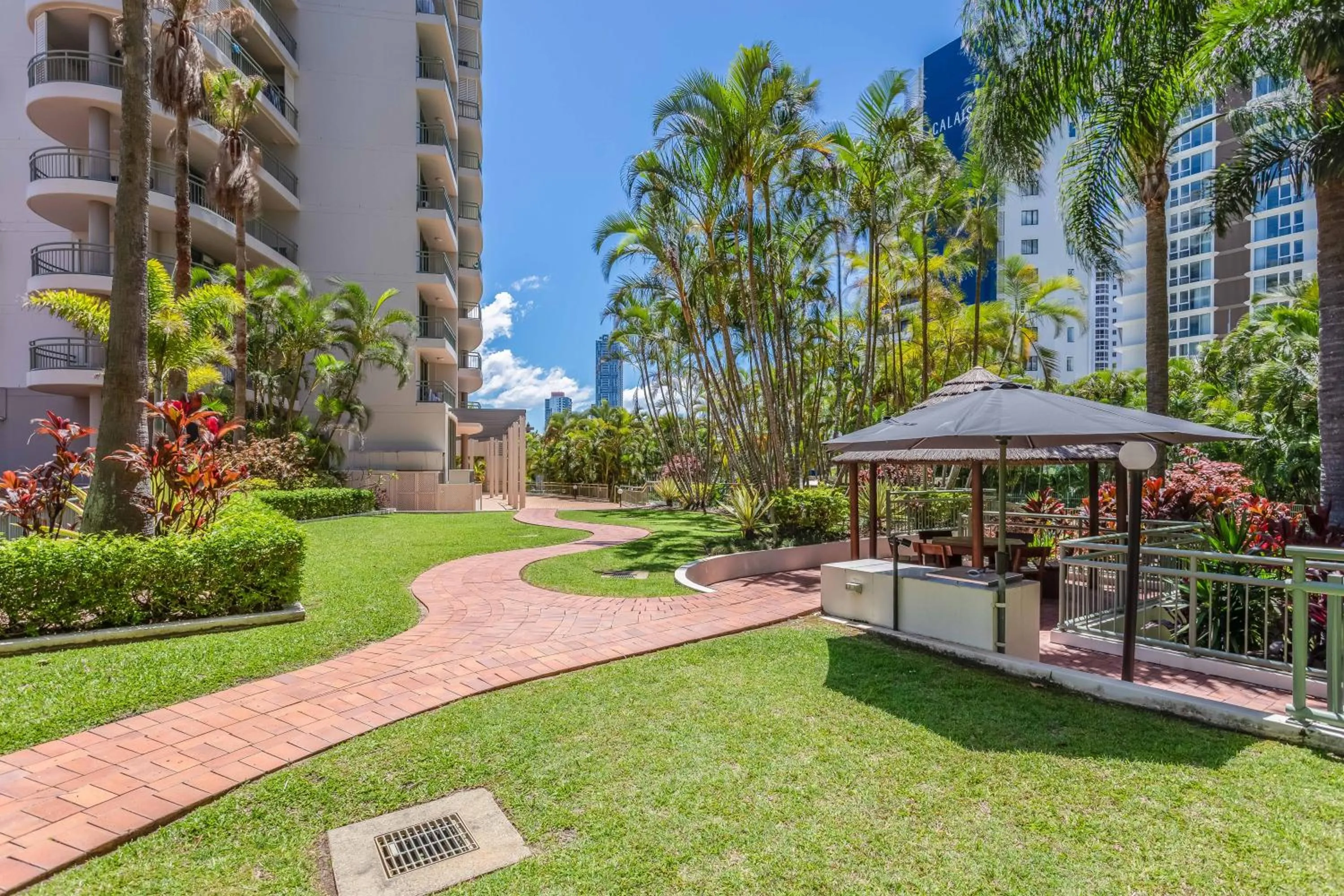 Property building in The Meriton Apartments on Main Beach
