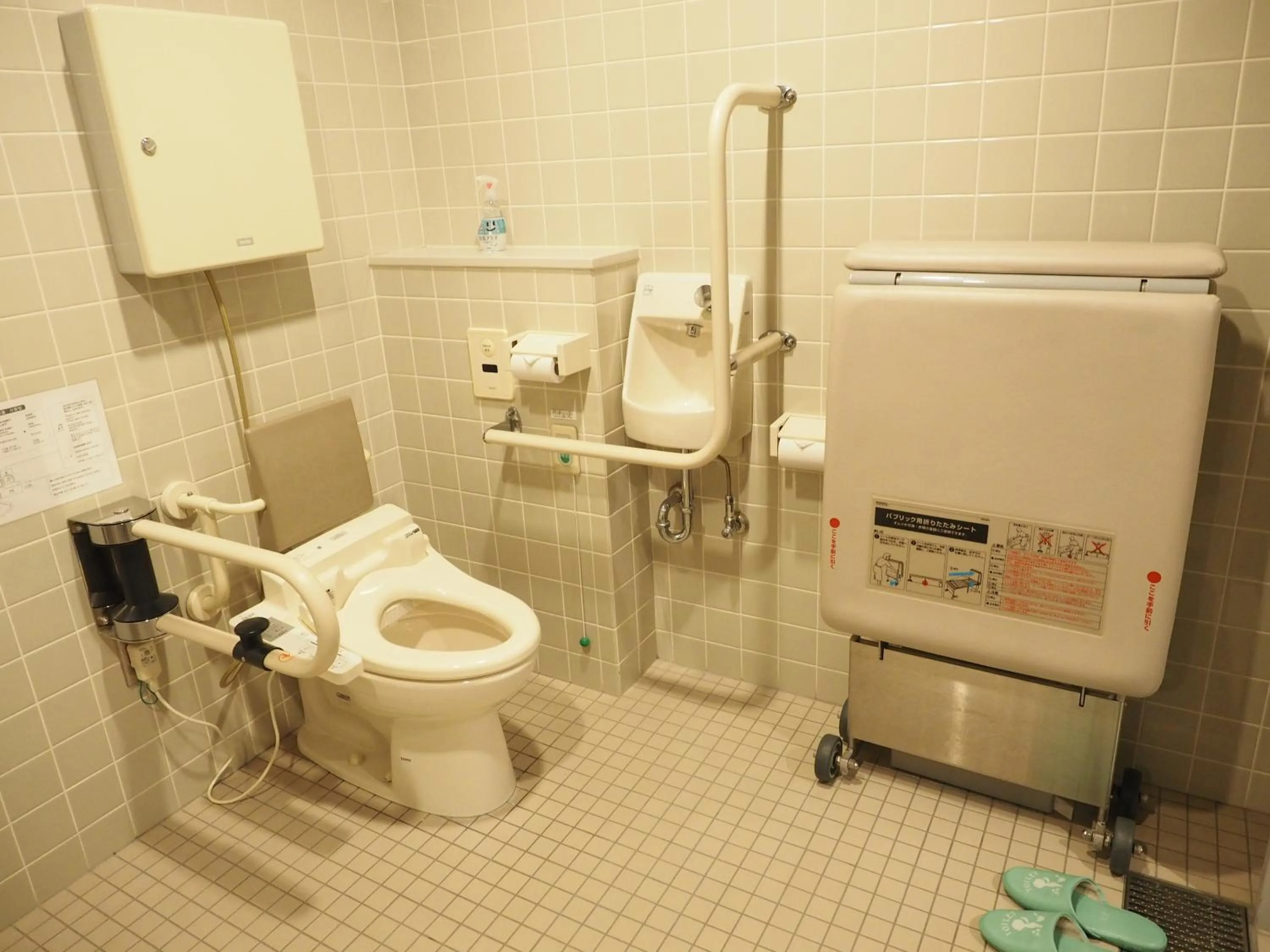 Toilet in Shin-Osaka Youth Hostel