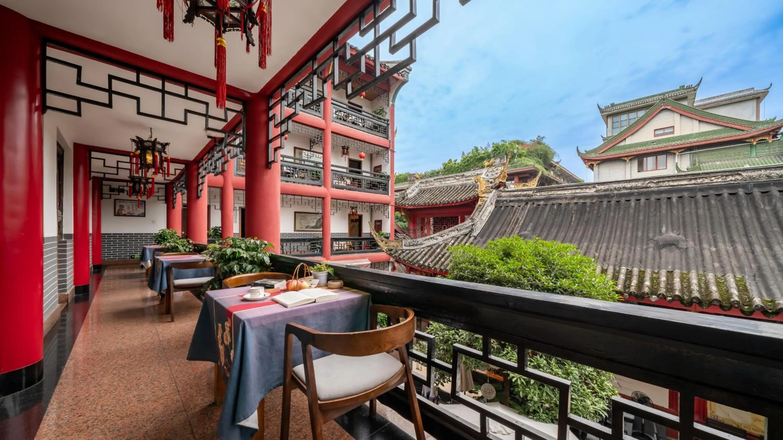 Balcony/Terrace in Wenjun Courtyard Hotel---3mins walk from Tonghuimen metro station ,next to People`s Park, fluent English service ,travel agency
