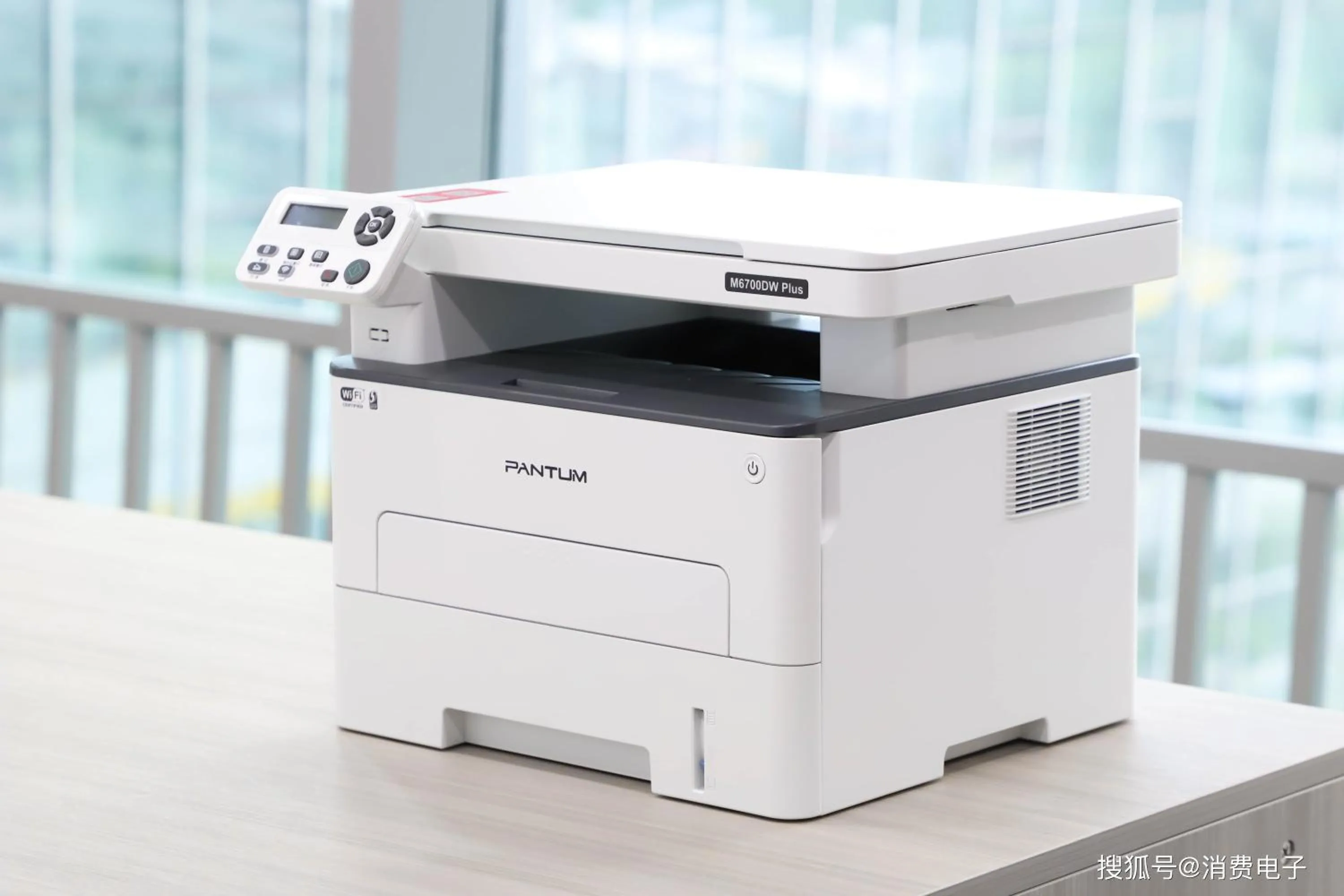 On-site shops in Wenjun Courtyard Hotel---3mins walk from Tonghuimen metro station ,next to People`s Park, fluent English service ,travel agency