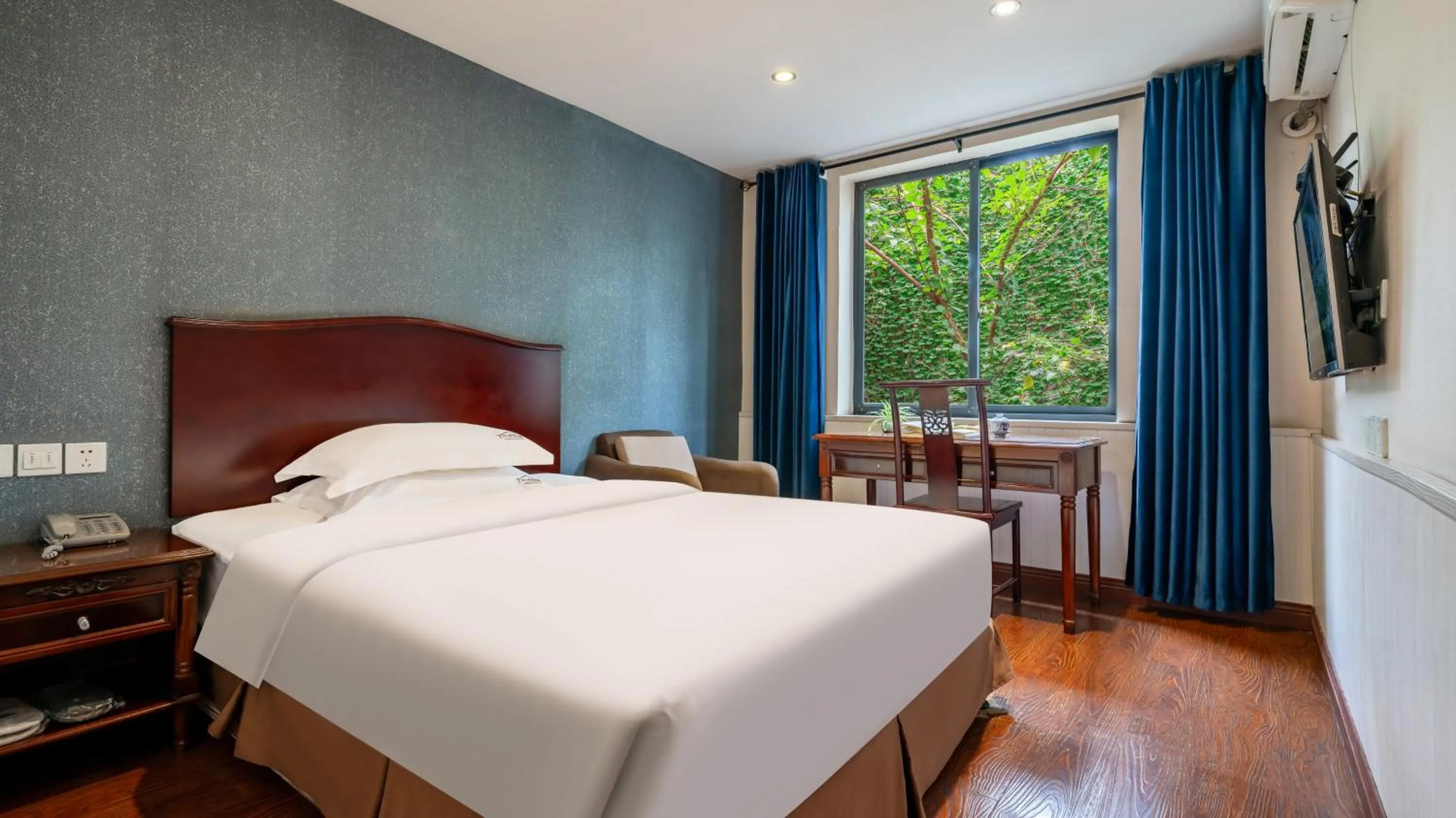 Bedroom, Bed in Wenjun Courtyard Hotel---3mins walk from Tonghuimen metro station ,next to People`s Park, fluent English service ,travel agency