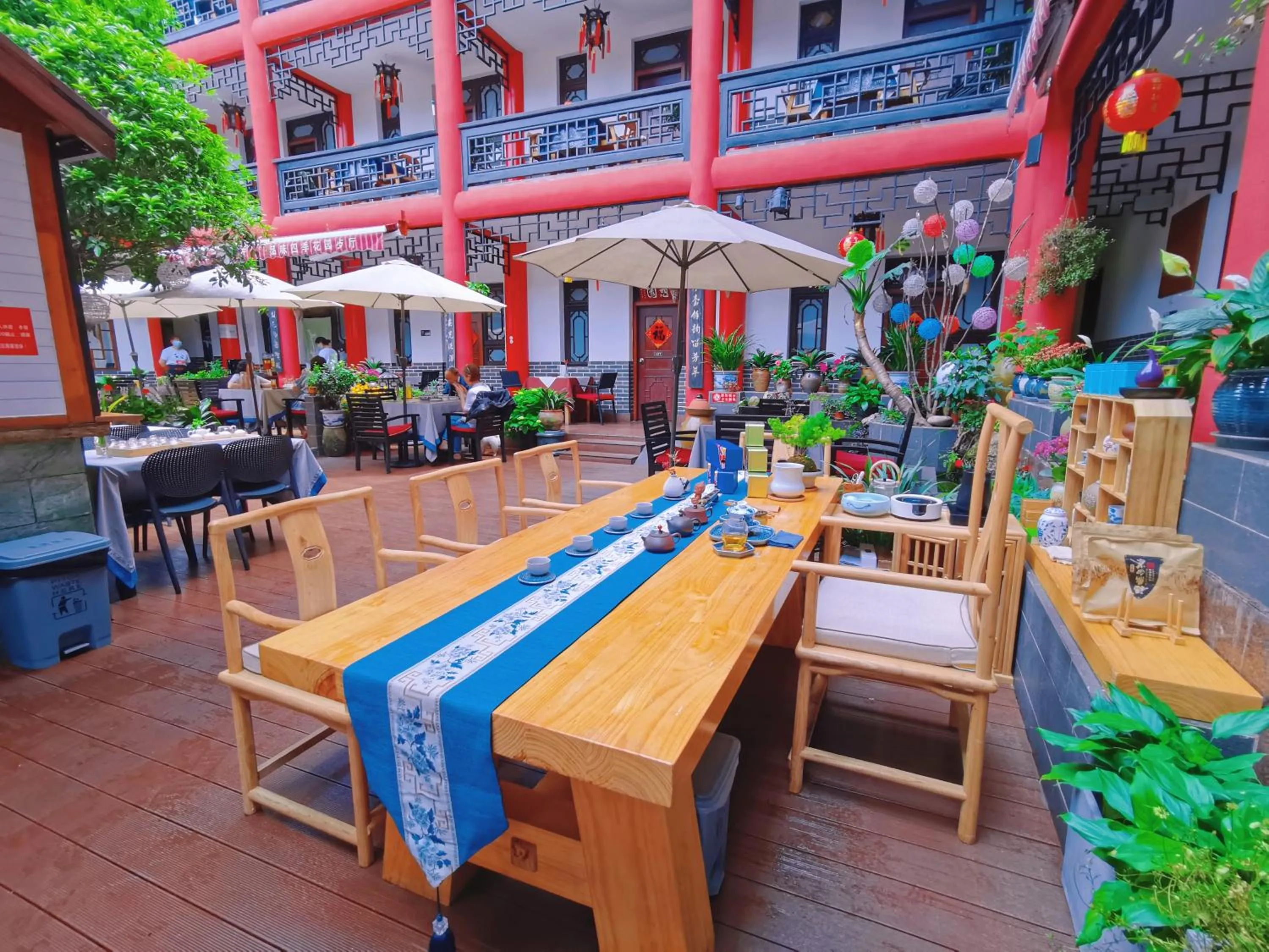 Garden in Wenjun Courtyard Hotel---3mins walk from Tonghuimen metro station ,next to People`s Park, fluent English service ,travel agency