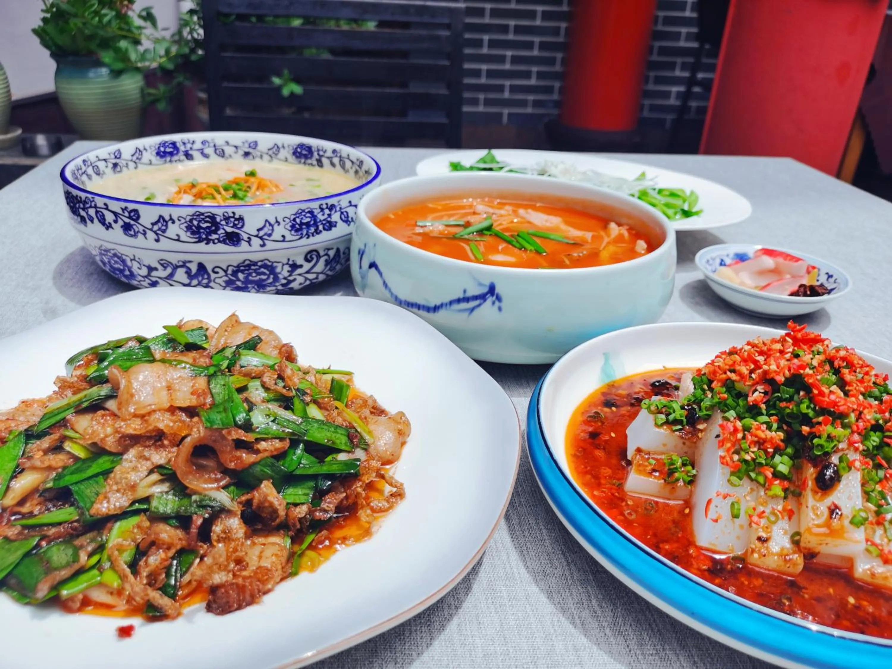 Food in Wenjun Courtyard Hotel---3mins walk from Tonghuimen metro station ,next to People`s Park, fluent English service ,travel agency