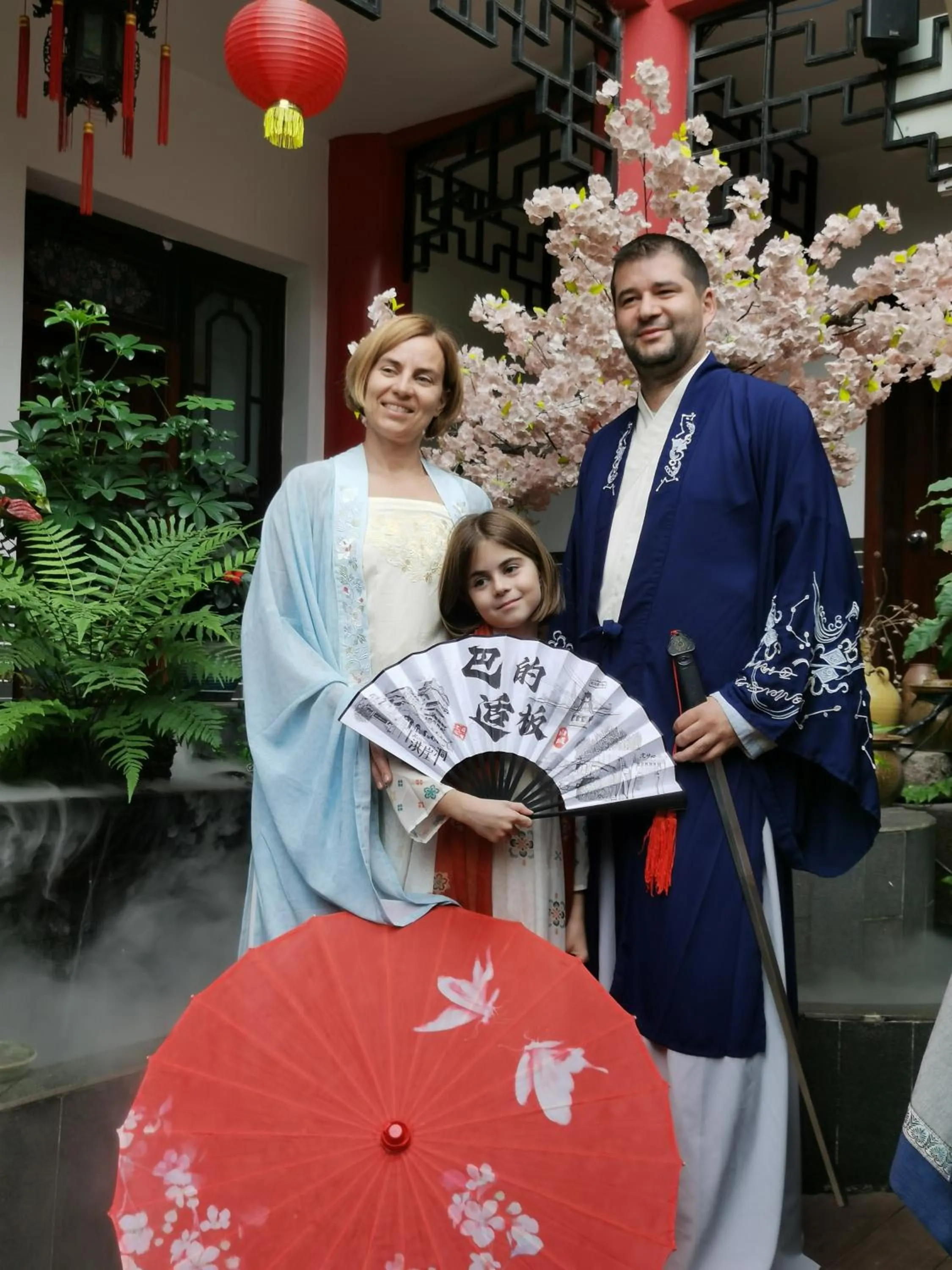 Guests in Wenjun Courtyard Hotel---3mins walk from Tonghuimen metro station ,next to People`s Park, fluent English service ,travel agency