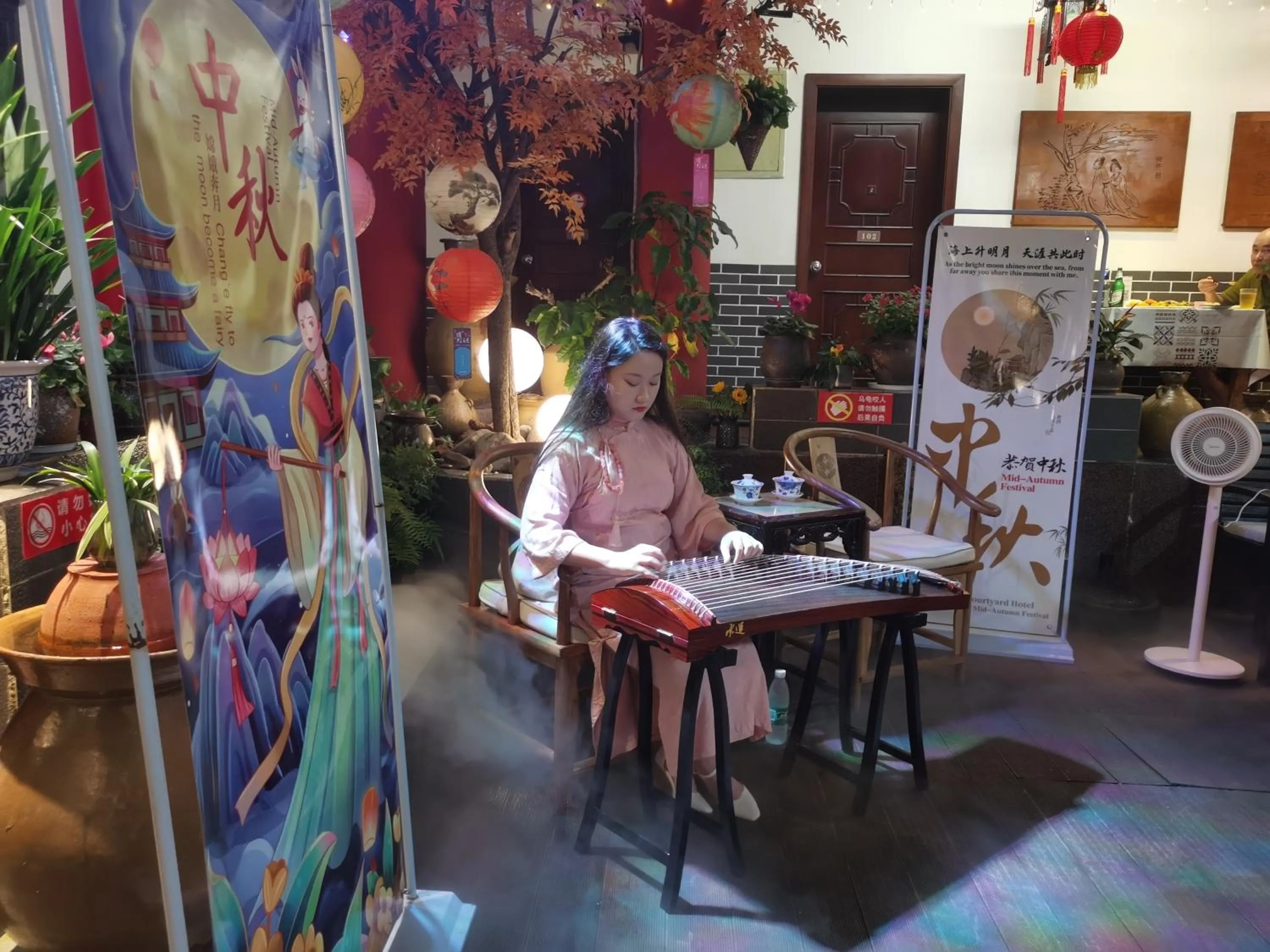 Activities in Wenjun Courtyard Hotel---3mins walk from Tonghuimen metro station ,next to People`s Park, fluent English service ,travel agency