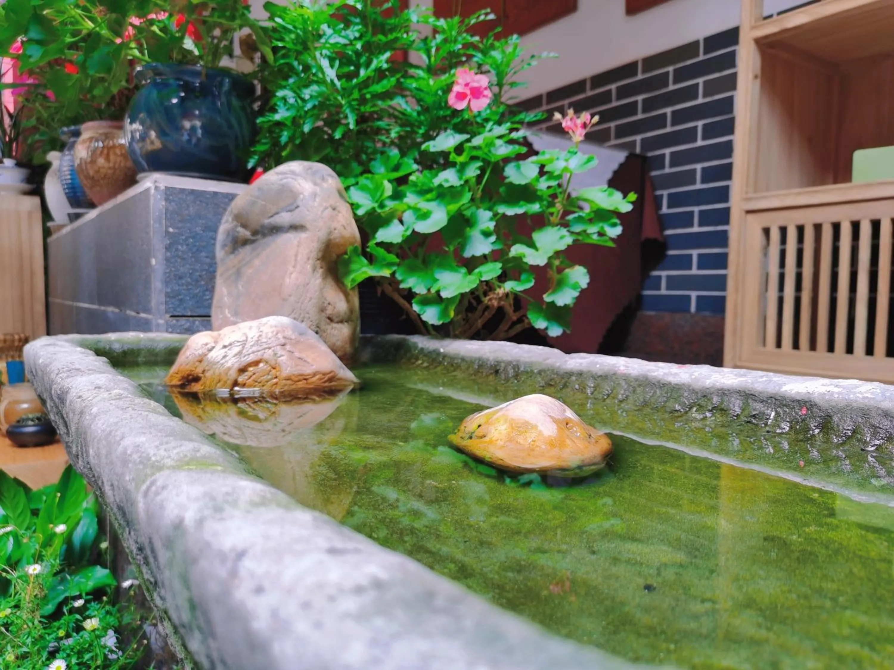 Property building in Wenjun Courtyard Hotel---3mins walk from Tonghuimen metro station ,next to People`s Park, fluent English service ,travel agency