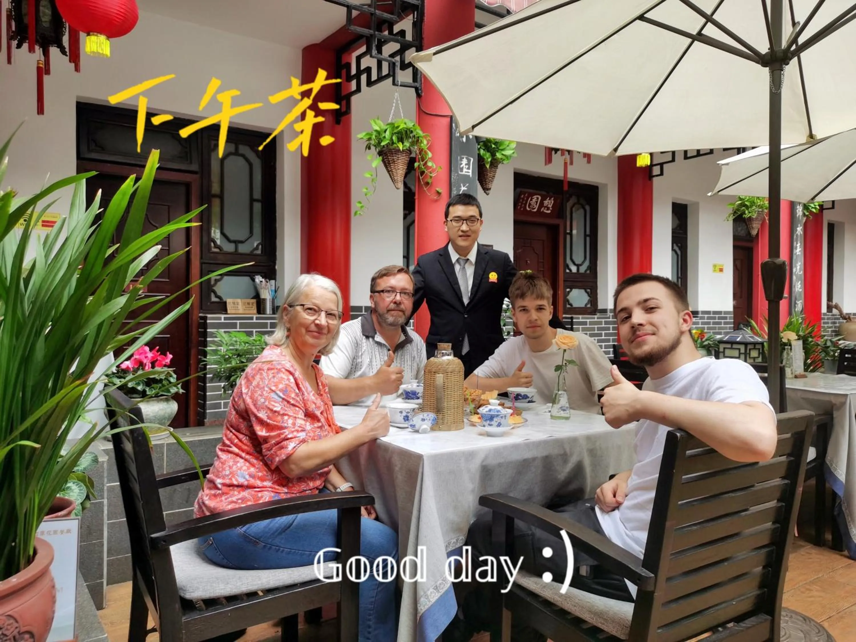 People in Wenjun Courtyard Hotel---3mins walk from Tonghuimen metro station ,next to People`s Park, fluent English service ,travel agency