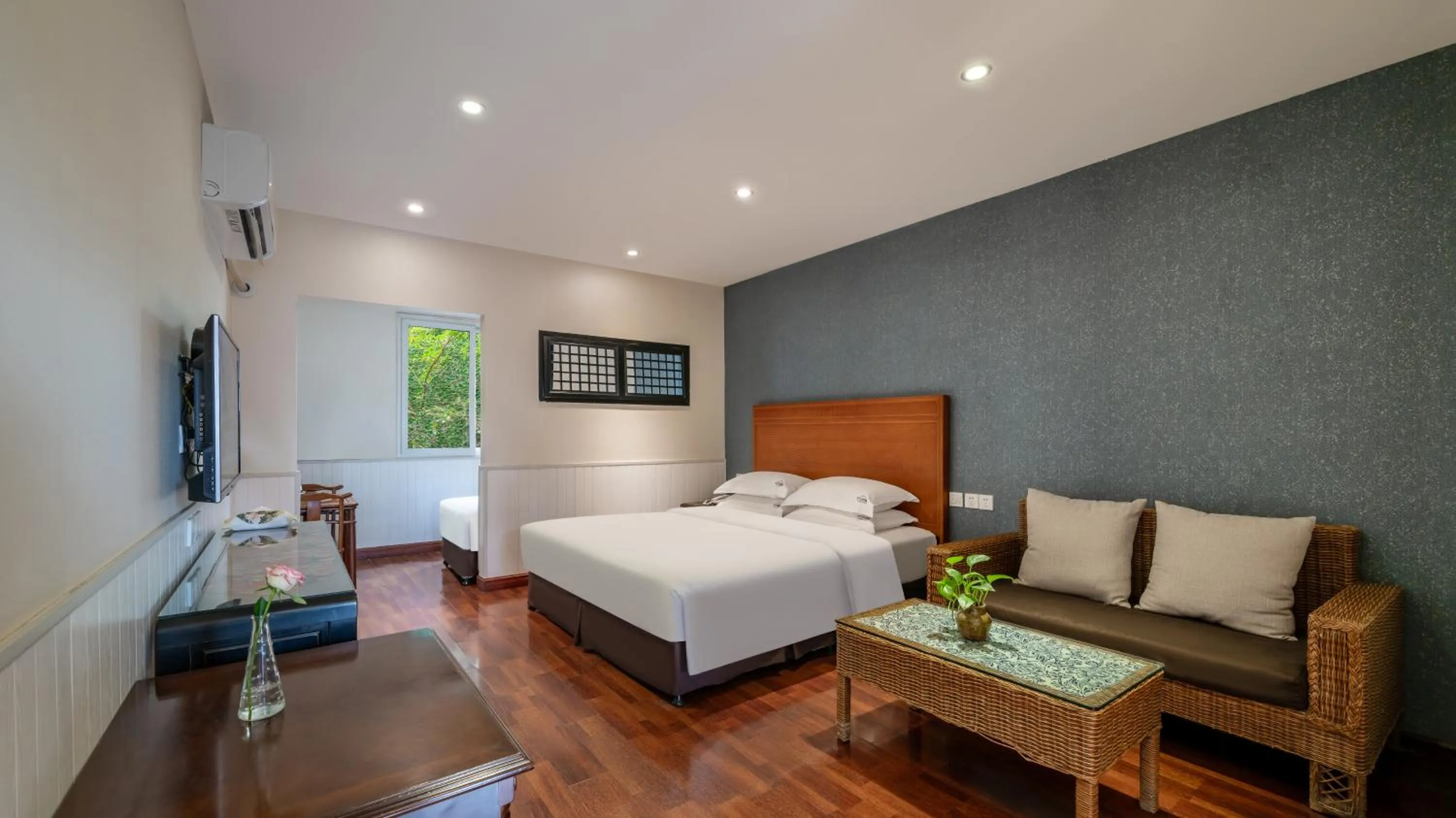 Bedroom, Bed in Wenjun Courtyard Hotel---3mins walk from Tonghuimen metro station ,next to People`s Park, fluent English service ,travel agency