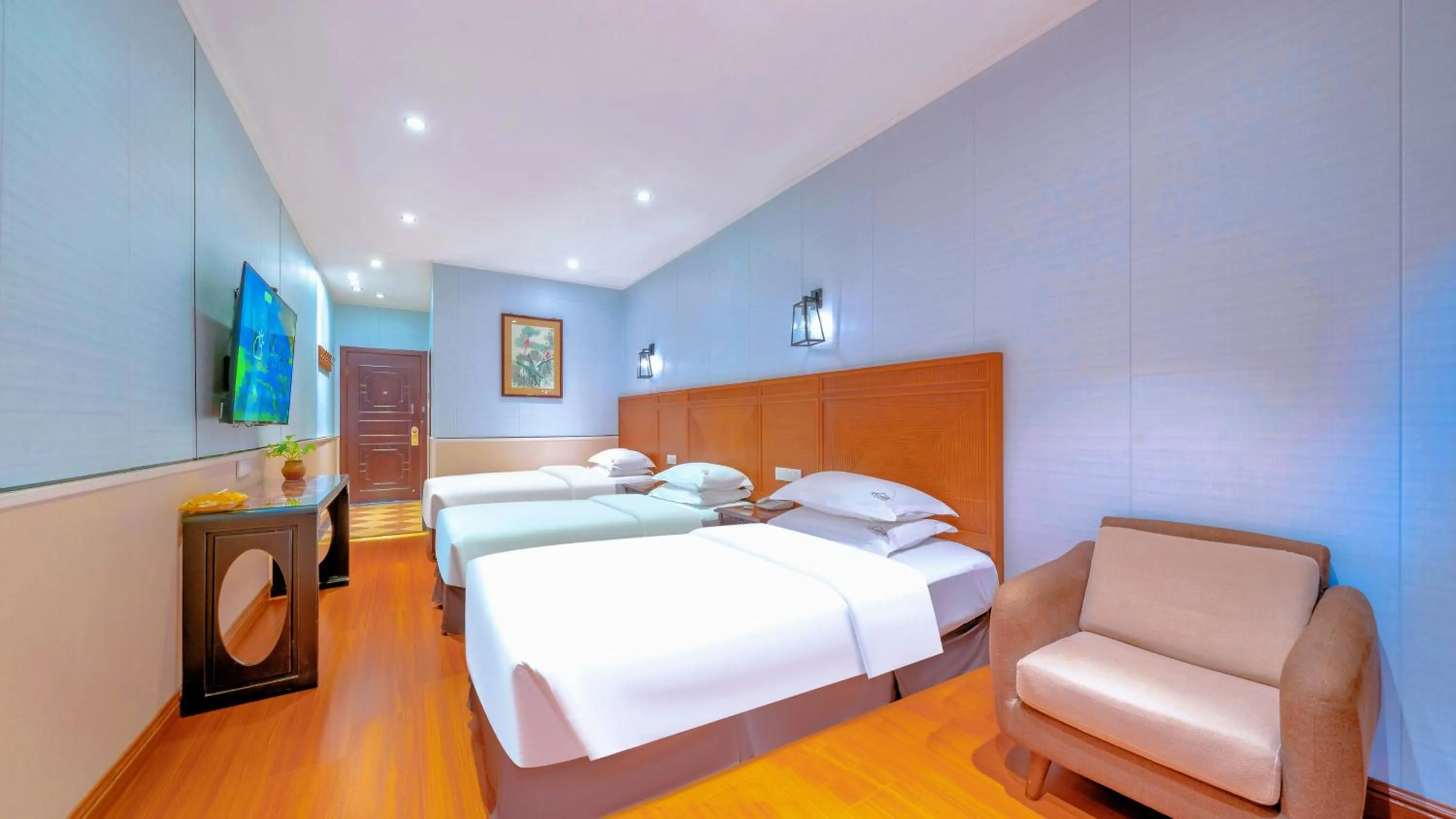 Bed in Wenjun Courtyard Hotel---3mins walk from Tonghuimen metro station ,next to People`s Park, fluent English service ,travel agency