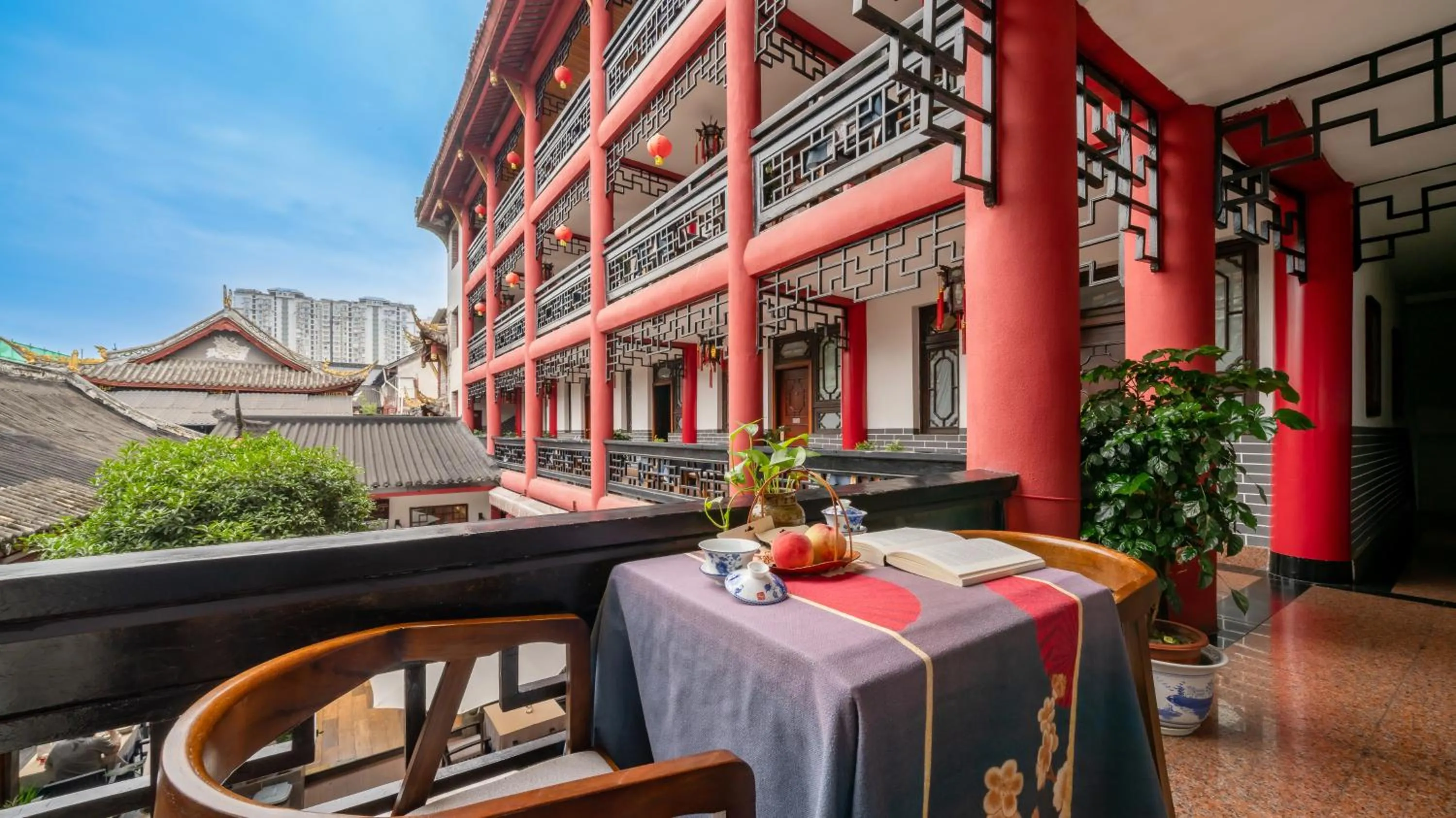 Balcony/Terrace in Wenjun Courtyard Hotel---3mins walk from Tonghuimen metro station ,next to People`s Park, fluent English service ,travel agency